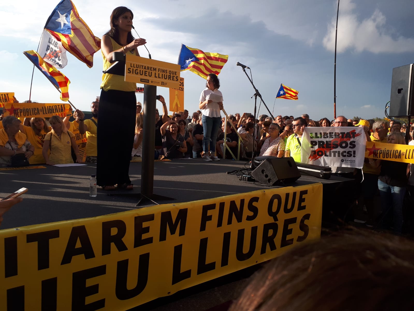 Unas 1.500 personas piden la liberatad de Forcadell ante la prisión de El Catllar