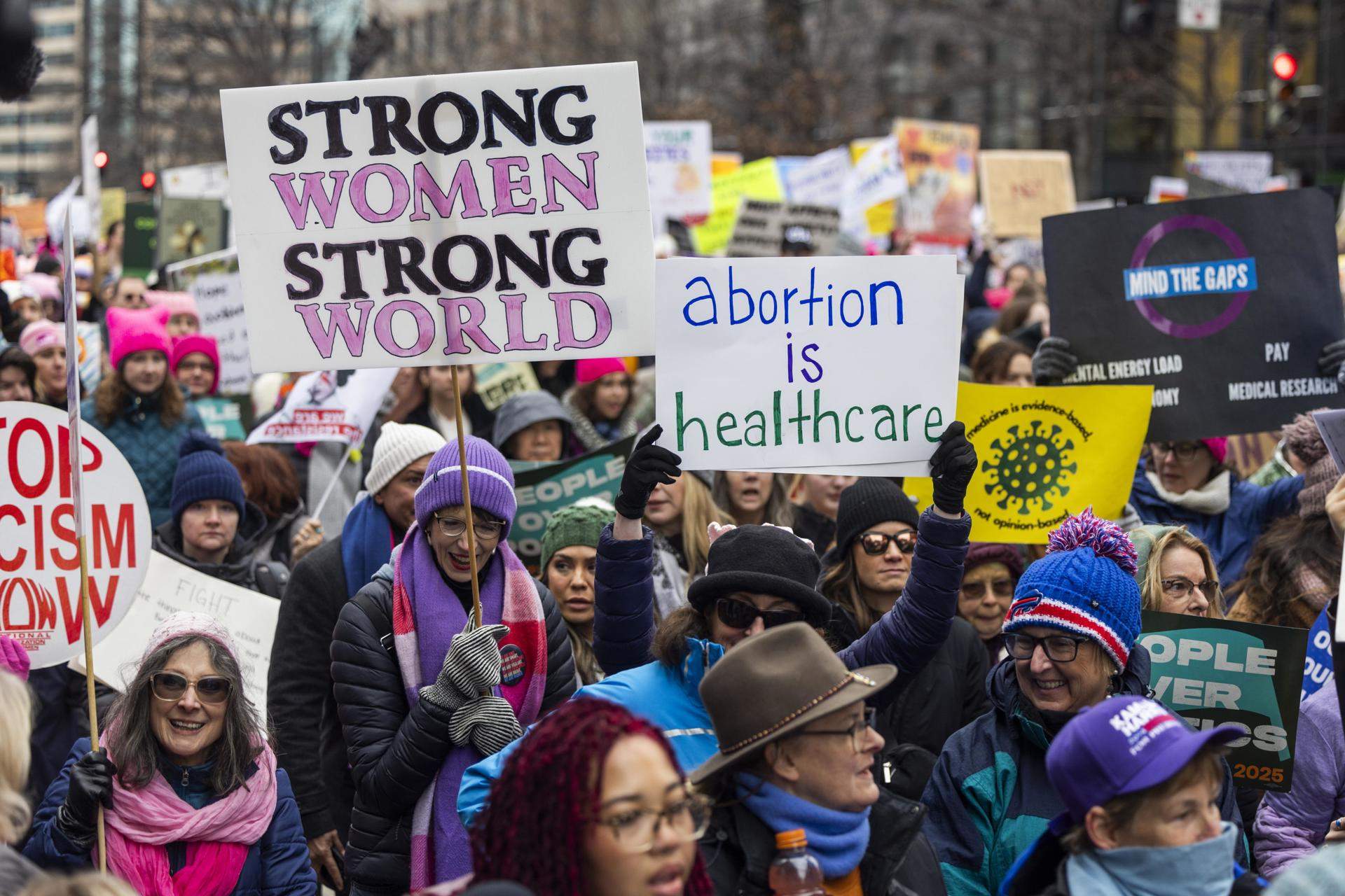 Miles de mujeres protestan contra Trump en Washington