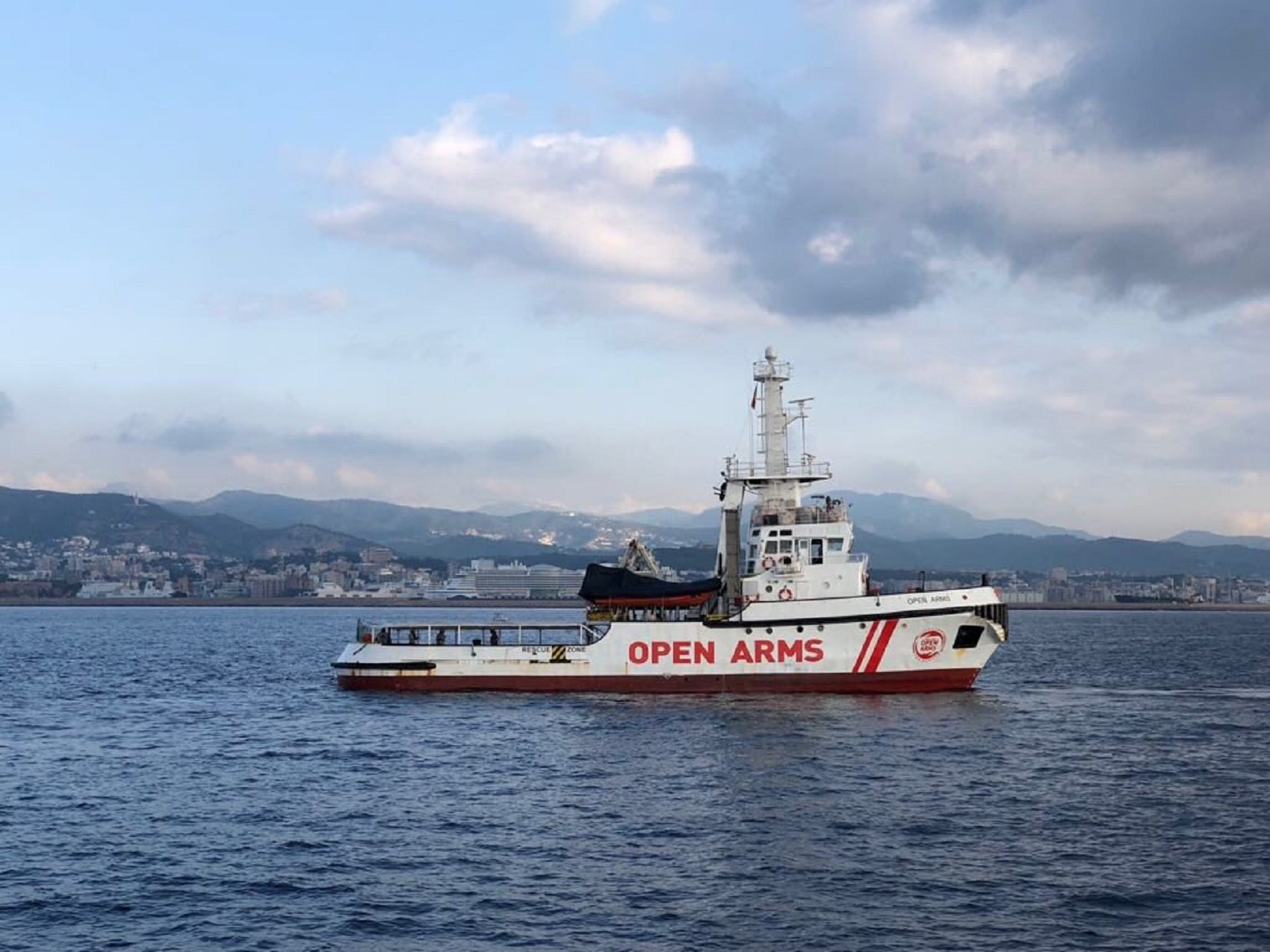 Open Arms desembarca una superviviente y dos cadáveres en el puerto de Palma