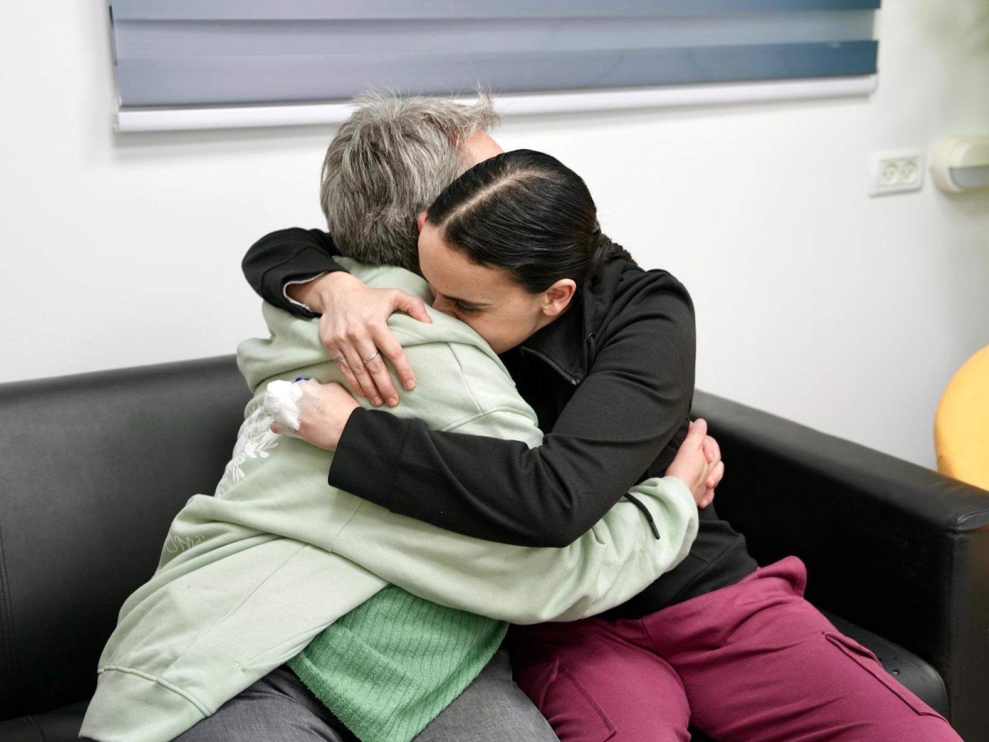 El emotivo reencuentro de las rehenes liberadas con sus madres: "Después de 471 días, están en casa"