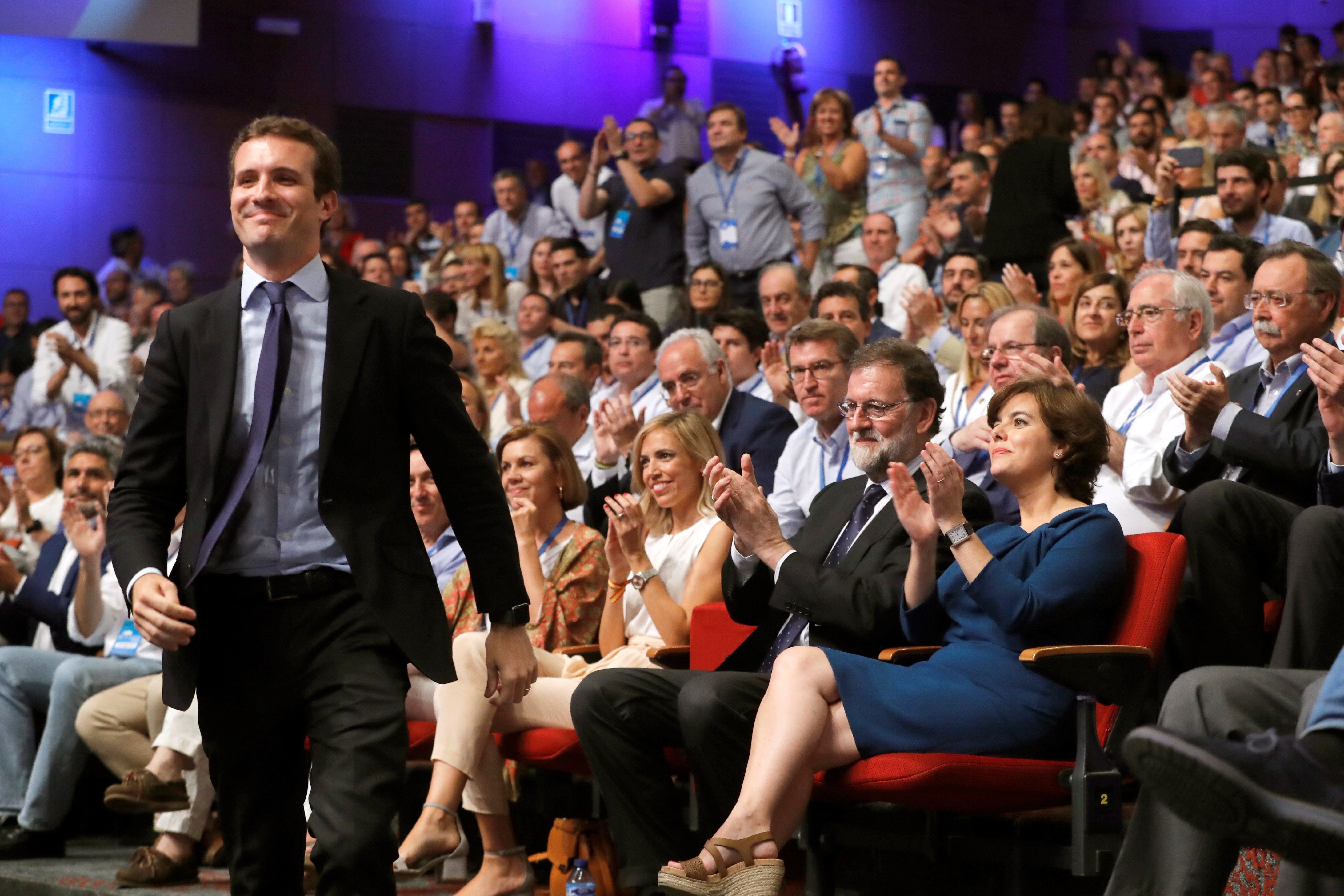 Casado, nou líder del PP després d'arrasar Santamaría al congrés