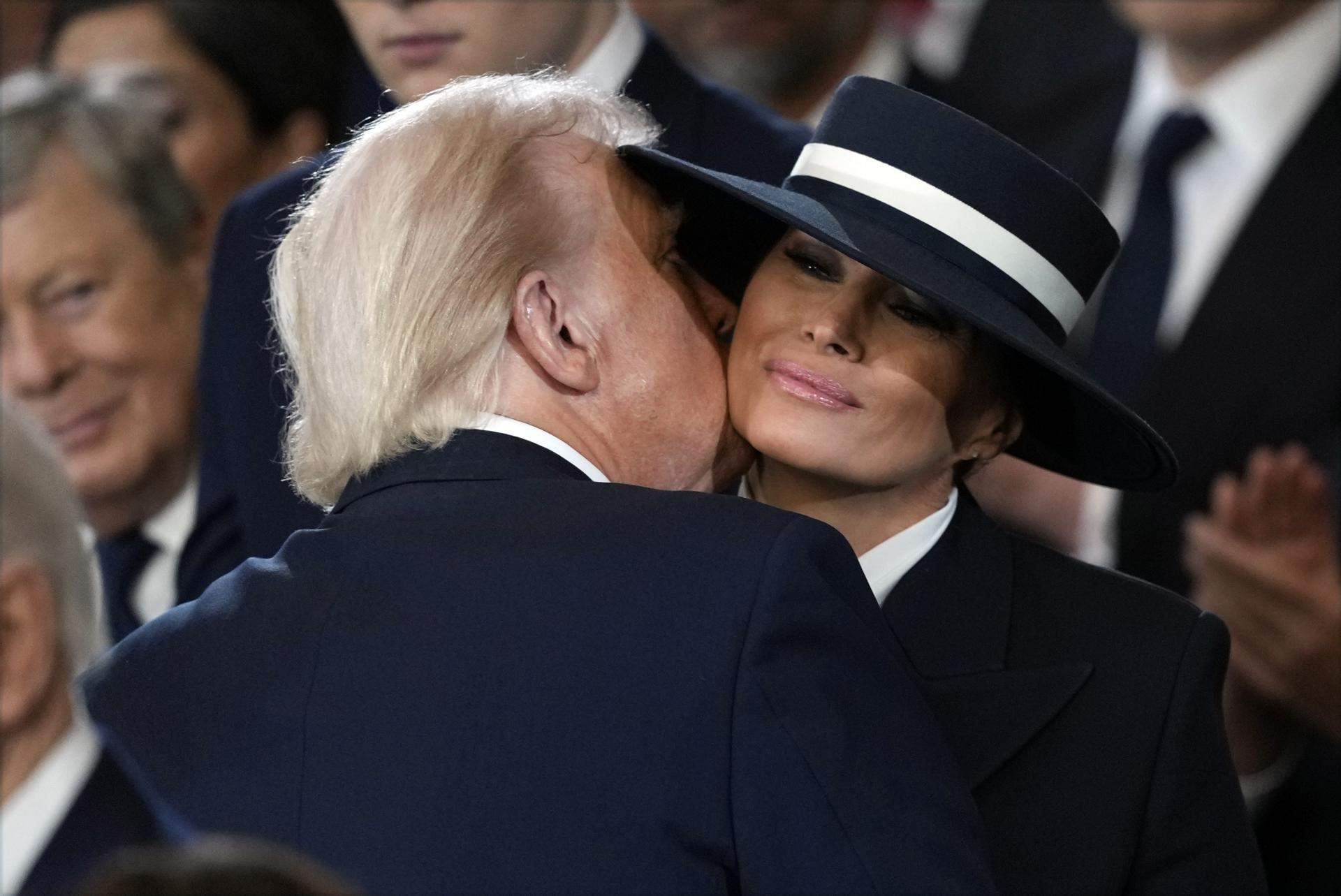 El petó 'no petó' de Trump a Melania: el moment més viral de la investidura