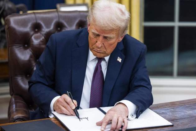 decrets signats donald Trump primer dia. EFE decrets signats donald Trump primer dia. EFE