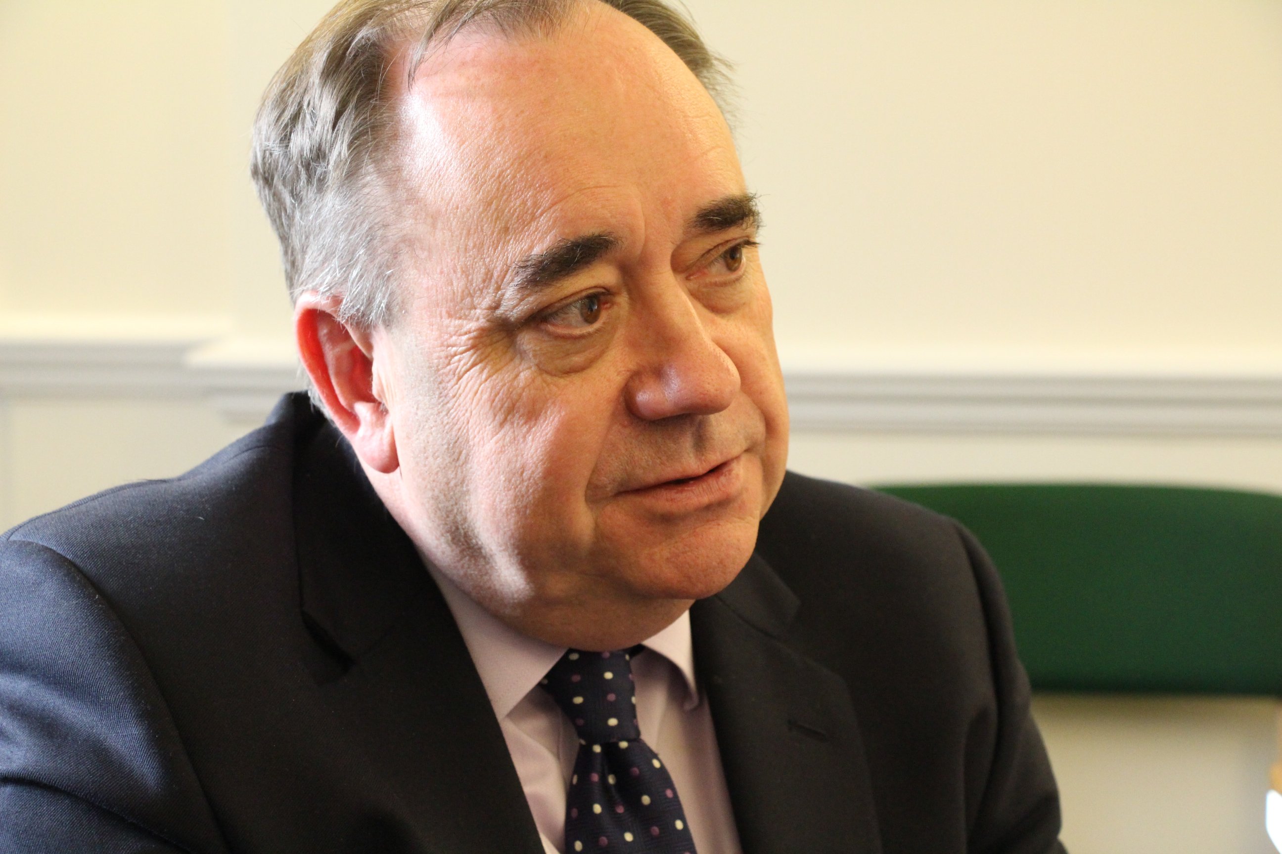 Detienen al ex primer ministro escocés Alex Salmond por 14 delitos sexuales