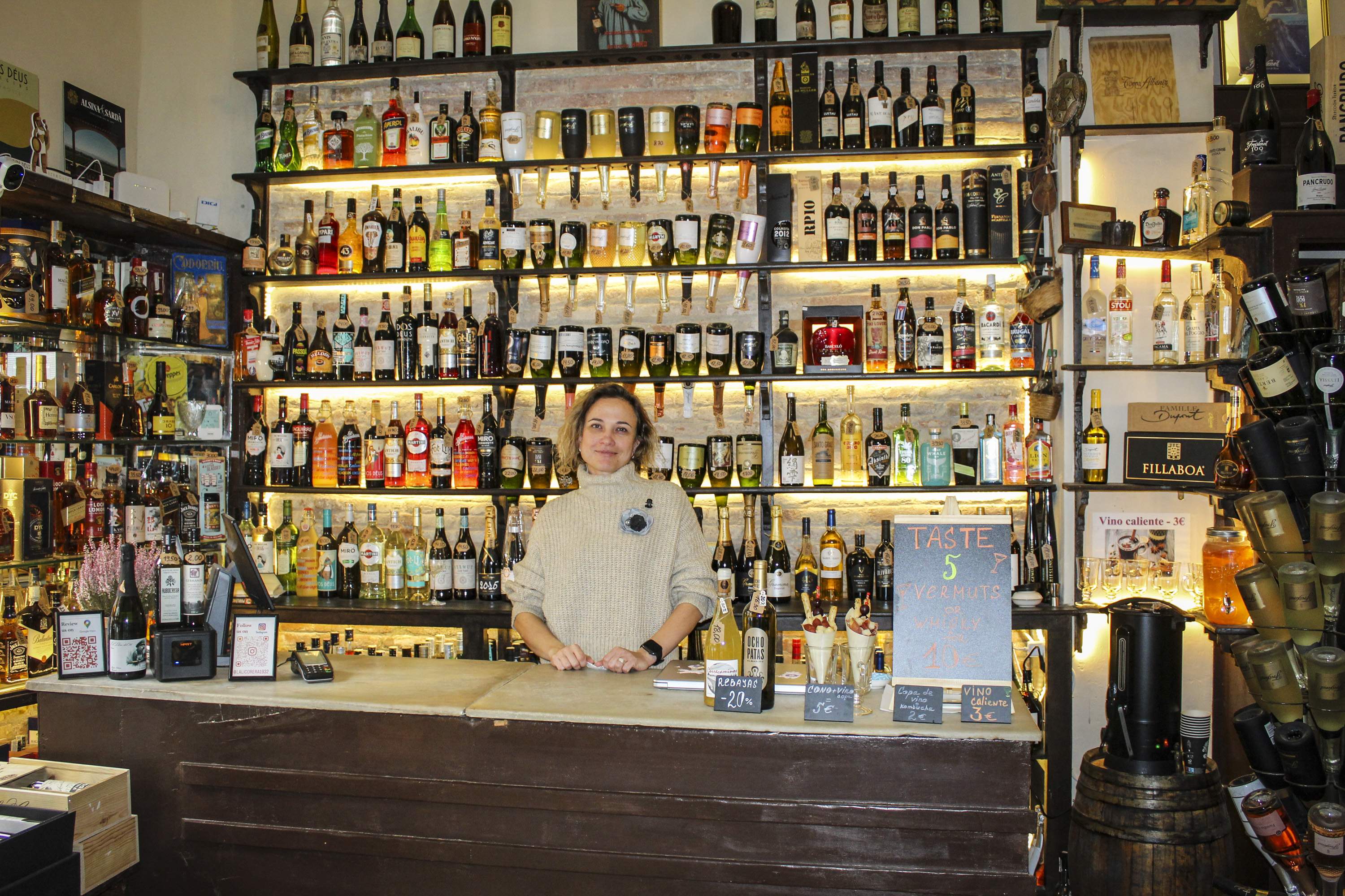 Reobre per sorpresa la centenària bodega del Poblenou que tenia un lloro que cridava als borratxos