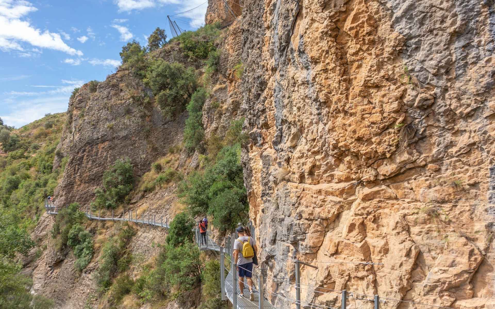 La espectacular ruta cerca de Catalunya con pasarelas entre cascadas, cuevas y montañas