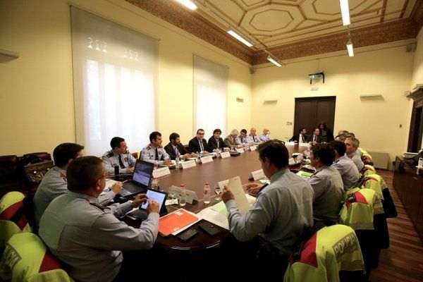 Mossos amb metralleta dins els vagons del metro