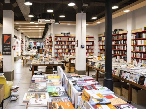 Entrevista Eric de l'Arco, librería, Documenta / Foto: Carlos Baglietto Entrevista Eric de l'Arco, librería, Documenta / Foto: Carlos Baglietto