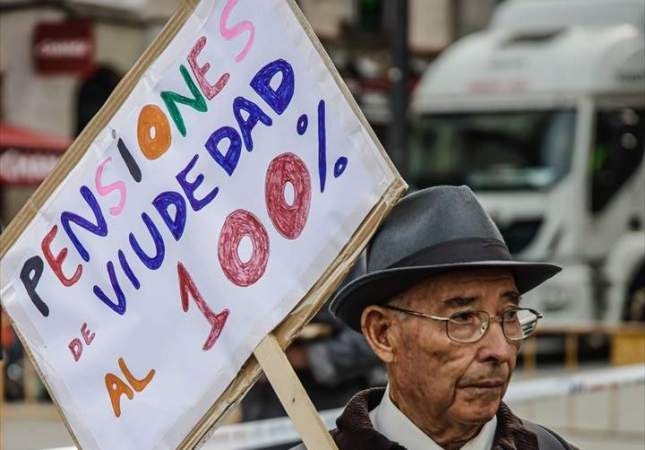 EuropaPress 4009123 hombre cartel lee pensiones viudedad 100 participa concentracion