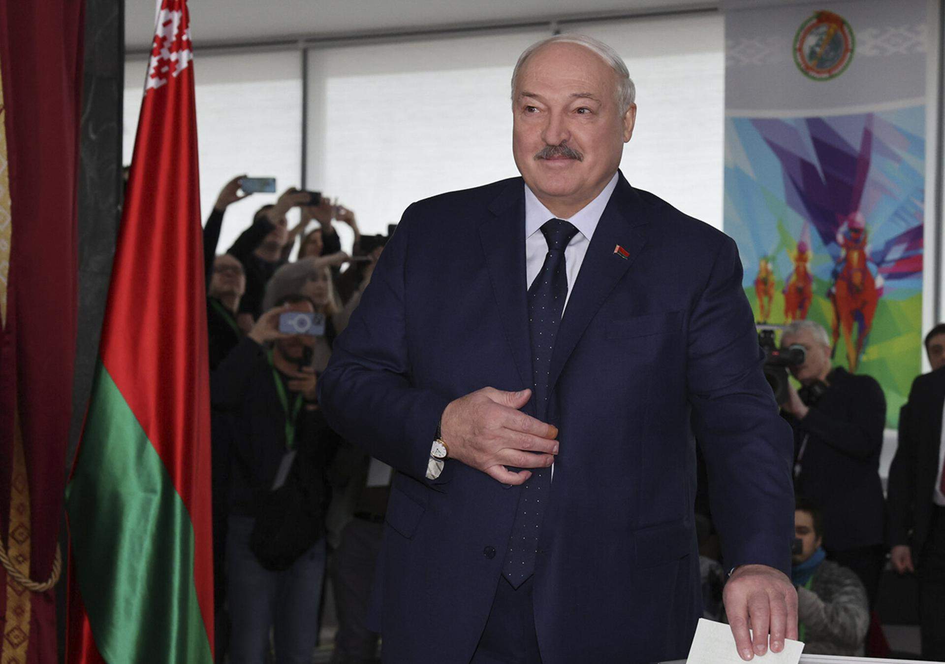 Lukashenko se impone con el 87,6% de los votos en unas elecciones acusadas de ser una "farsa" por la UE