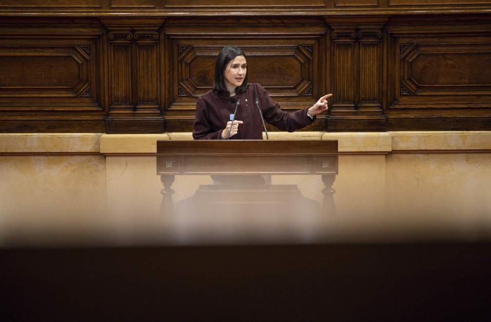 Sesión emergencias, pleno parlamento Parlón atril consejera interior / Foto: Carlos Baglietto Sesión emergencias, pleno parlamento Parlón atril consejera interior / Foto: Carlos Baglietto
