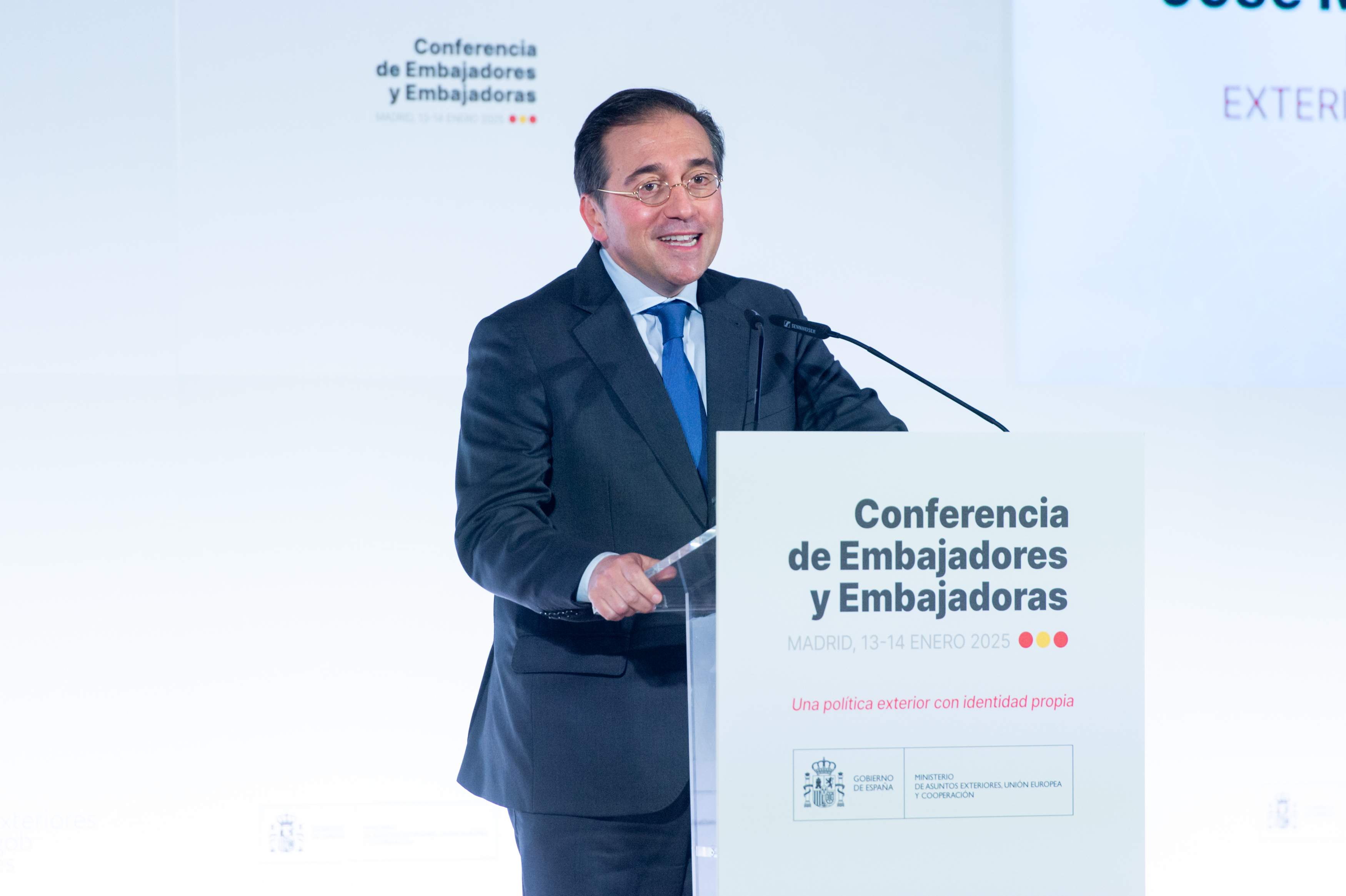Albares es carrega l'ambaixador espanyol a Bèlgica per adormir-se en una conferència