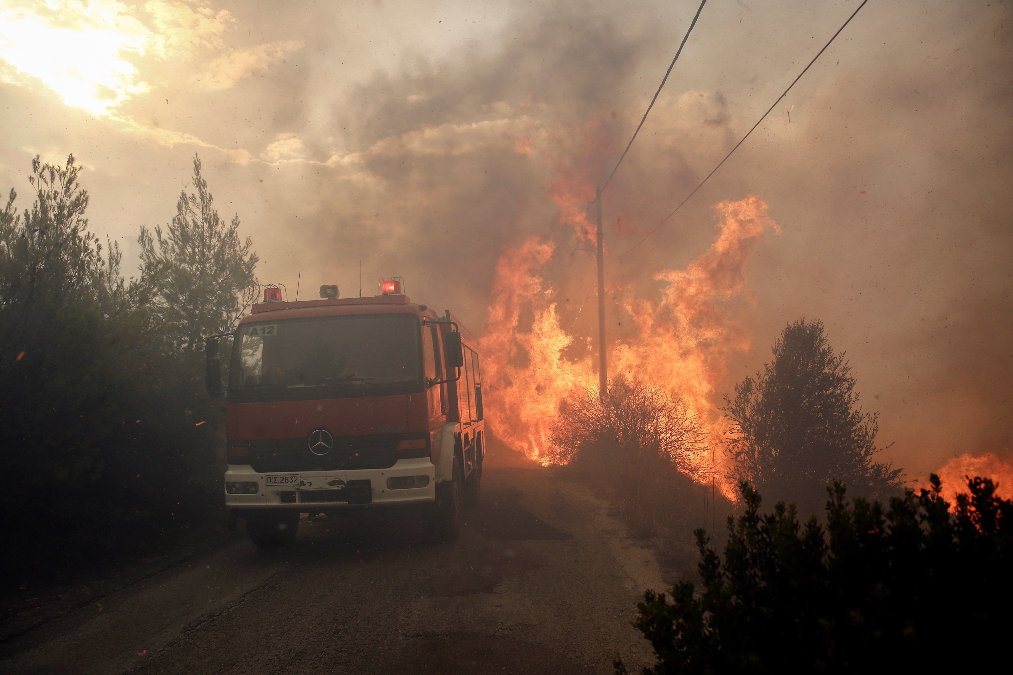 Les víctimes en els incendis de Grècia ascendeixen: 81 morts i 187 ferits