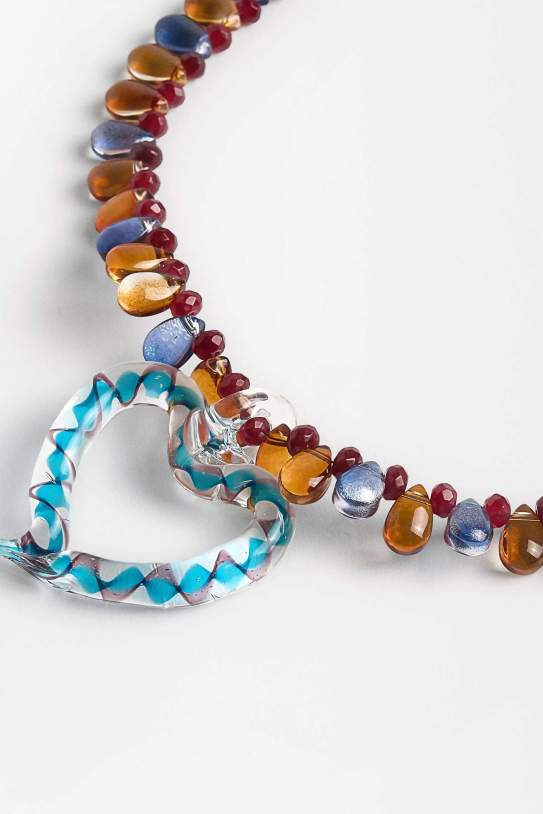 Collar con cuentas y colganten de vidrio en formas de corazón Collar con cuentas y colganten de vidrio en formas de corazón