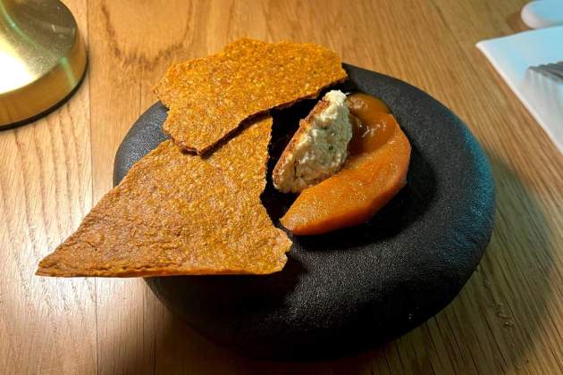 Dulce de membrillo con queso y tostadas de tomate restaurando Fronda Pasaje Foto Emma Lleva|Trae Dulce de membrillo con queso y tostadas de tomate restaurando Fronda Pasaje Foto Emma Lleva|Trae