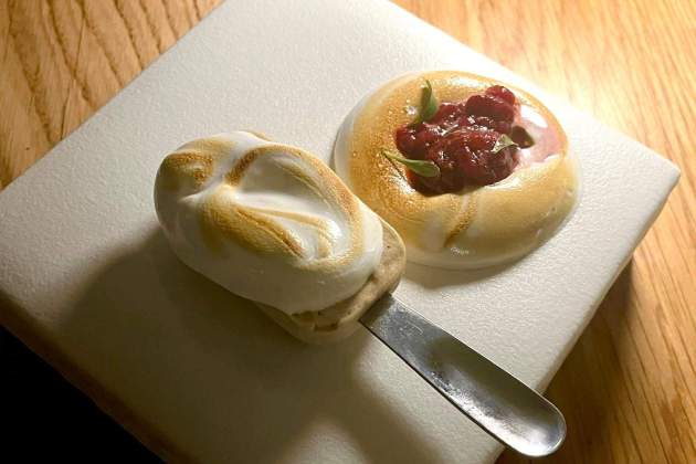Helado de avellana y merengue con ceviche de frambuesas restaurando Fronda Pasaje Foto Emma Lleva|Trae Helado de avellana y merengue con ceviche de frambuesas restaurando Fronda Pasaje Foto Emma Lleva|Trae