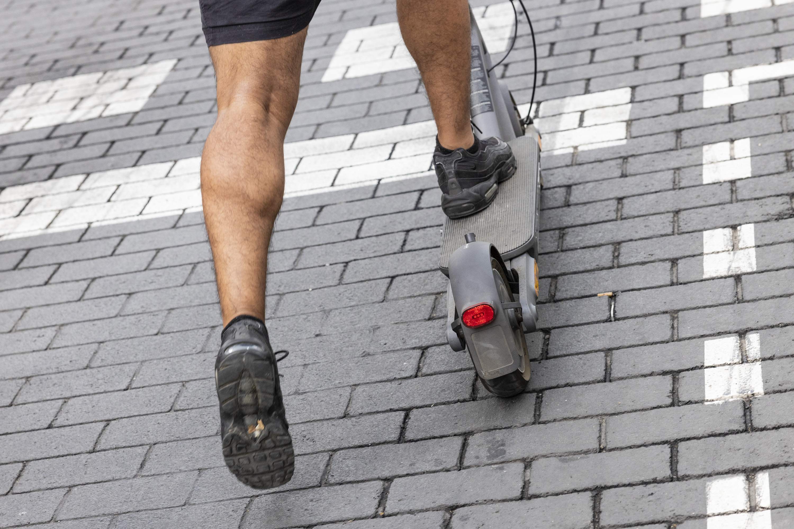 La Guàrdia Urbana de Barcelona ja pot multar per conduir patinet elèctric sense casc