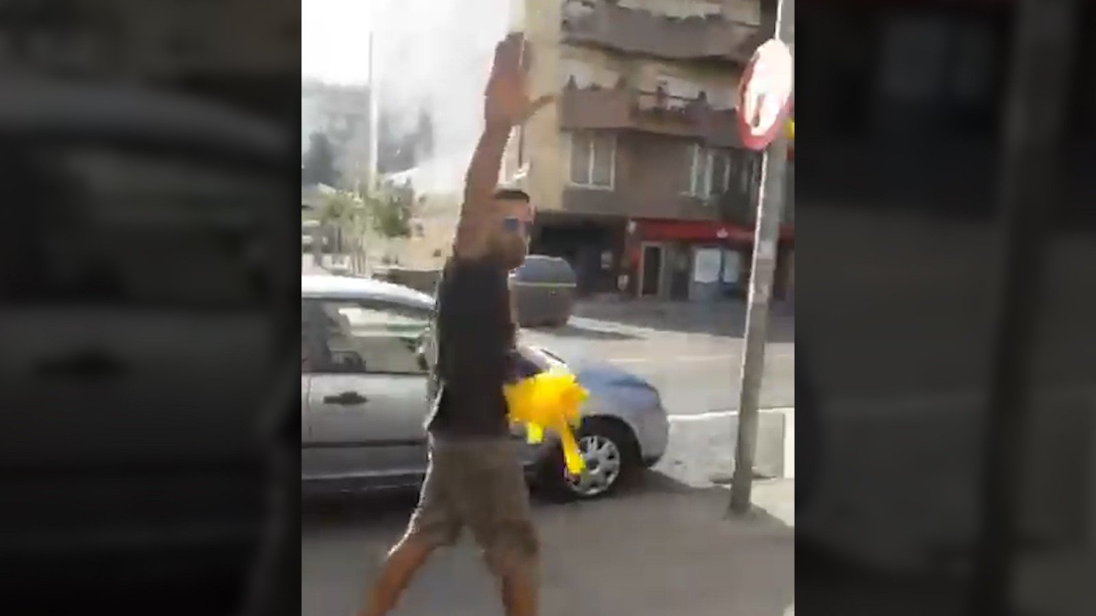 Dos ultras arrancan lazos amarillos mientras insultan a inmigrantes en Vic
