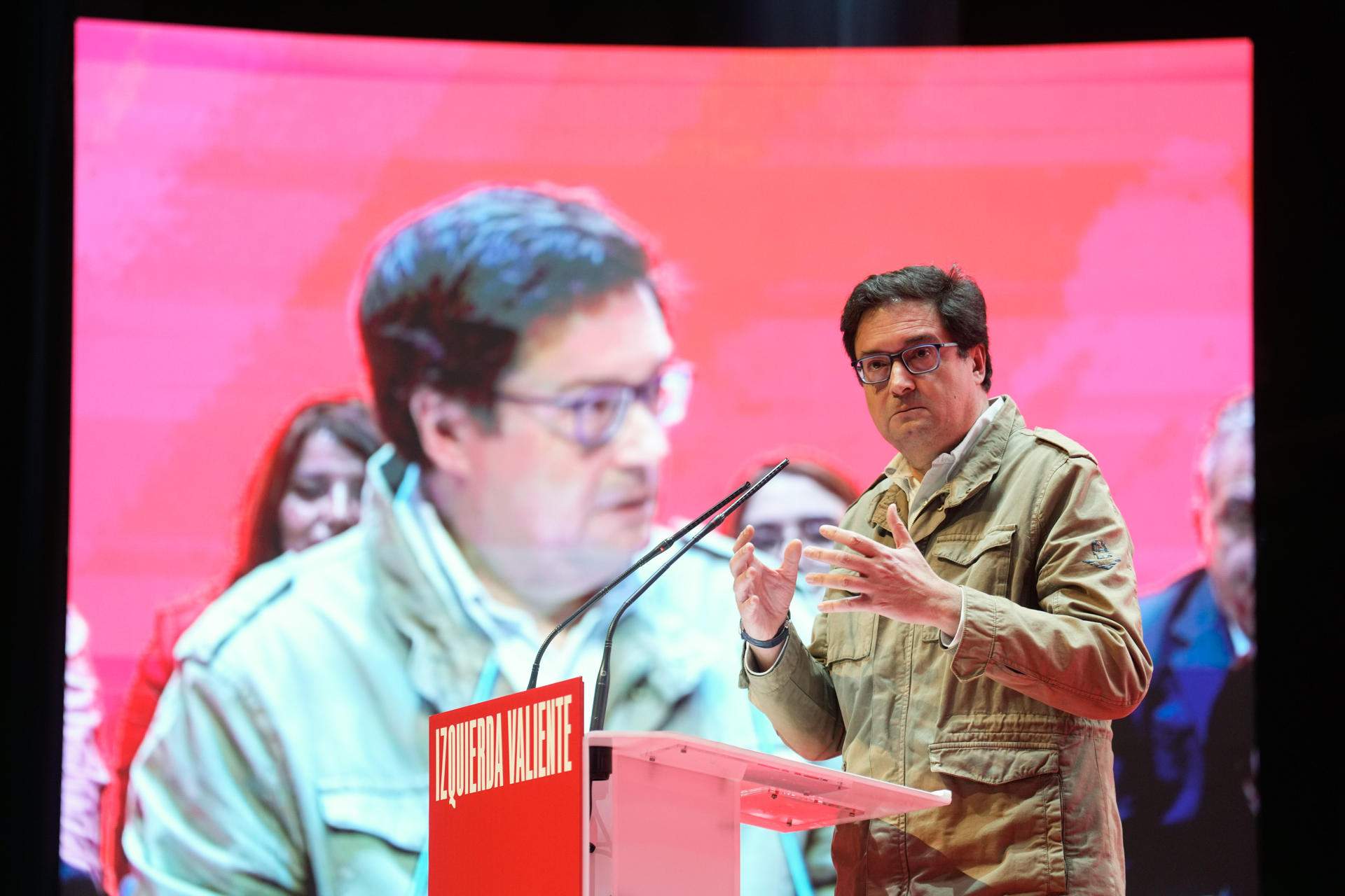 Militants d'un grup ultra irrompen en un acte sindical amb el ministre Óscar López