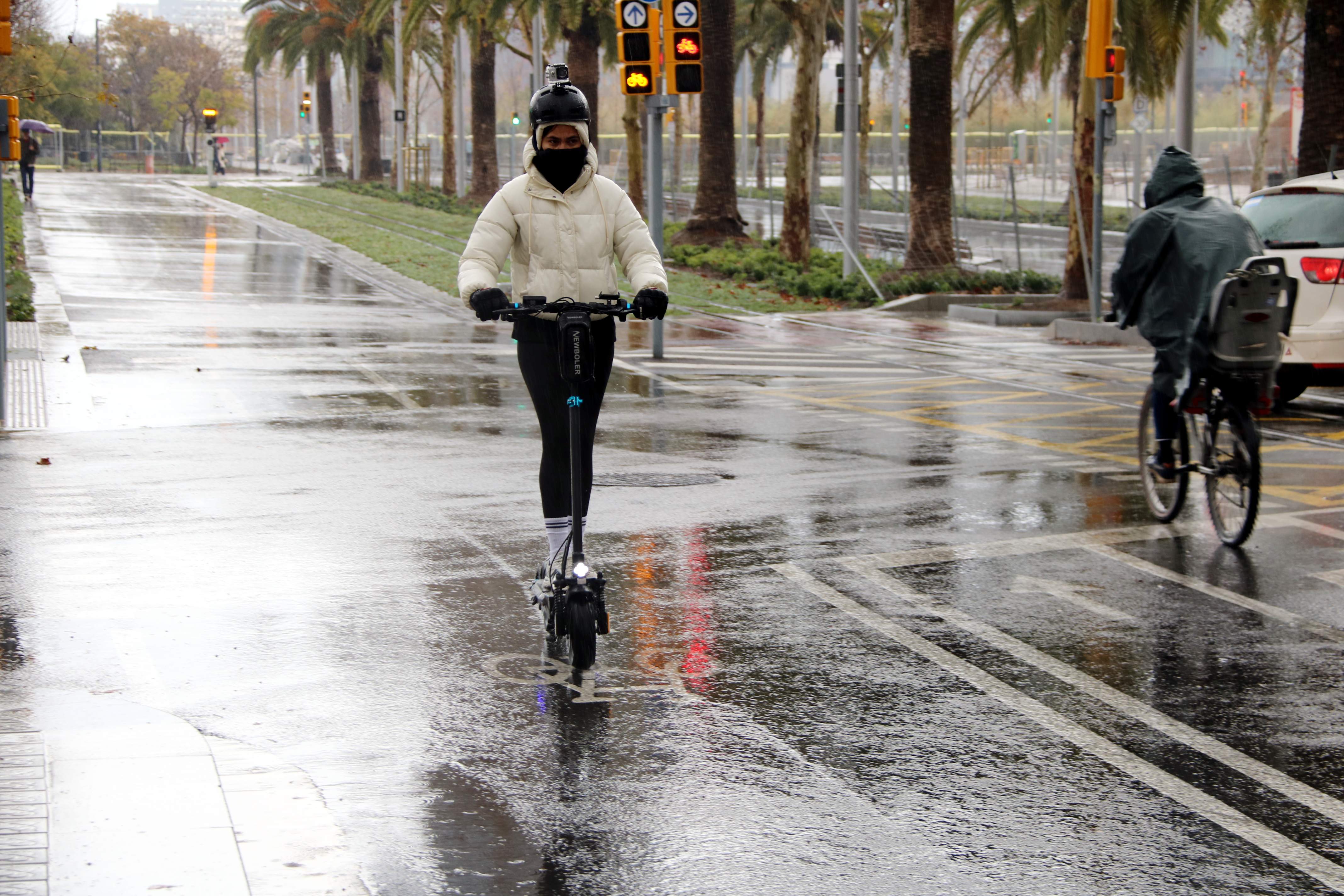 Ya se han puesto 452 sanciones en Barcelona, la mayoría por ir en patinete sin casco