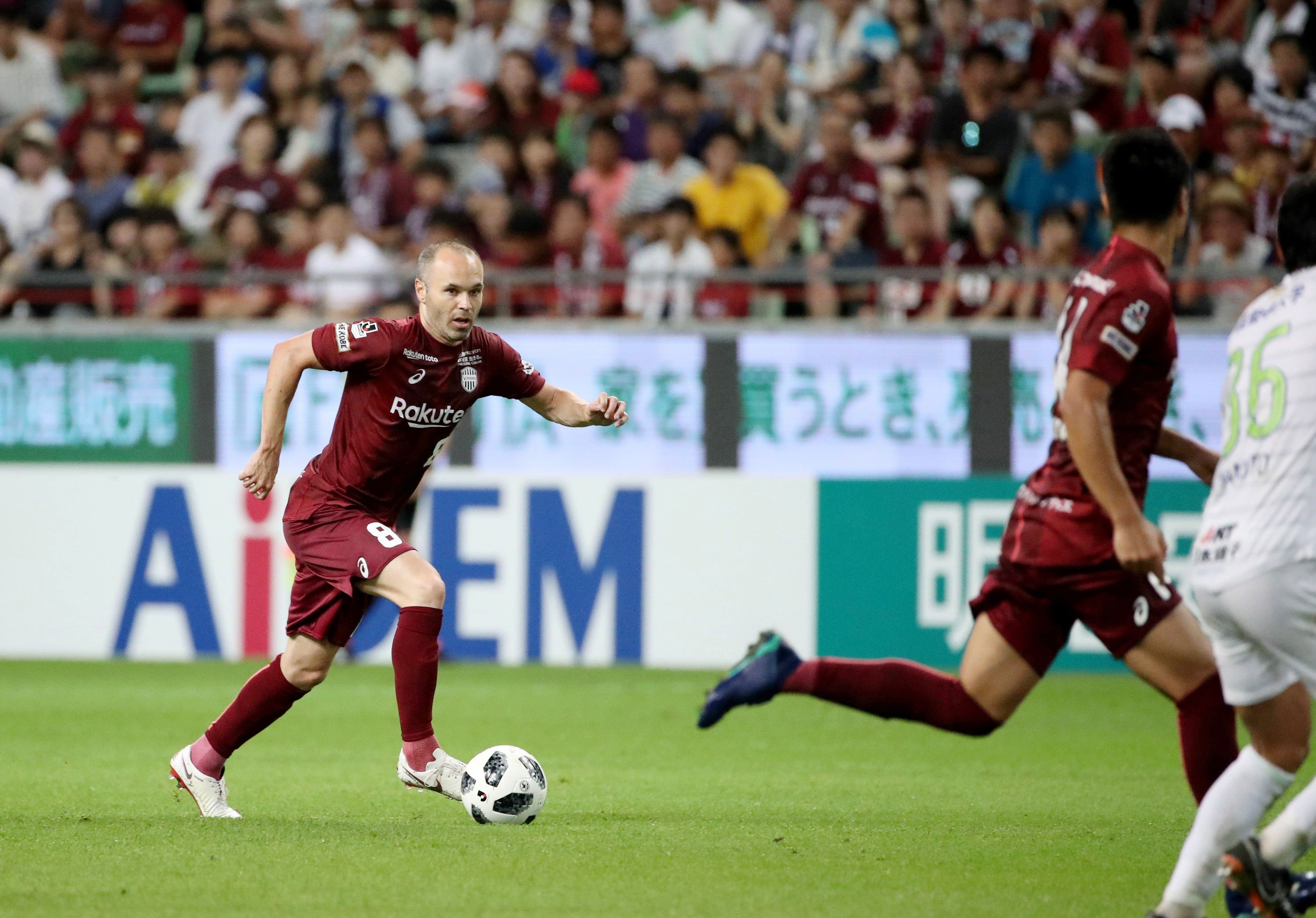 Per què Iniesta juga al Japó amb la bandera d'Espanya a les botes?