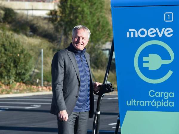 EuropaPress 6396571 ceo moeve maarten wetselaar lado punto carga electrico presentacion nueva EuropaPress 6396571 ceo moeve maarten wetselaar lado punto carga electrico presentacion nueva