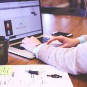 Un empleat en la seva jornada de teletreball. Foto Europa Press