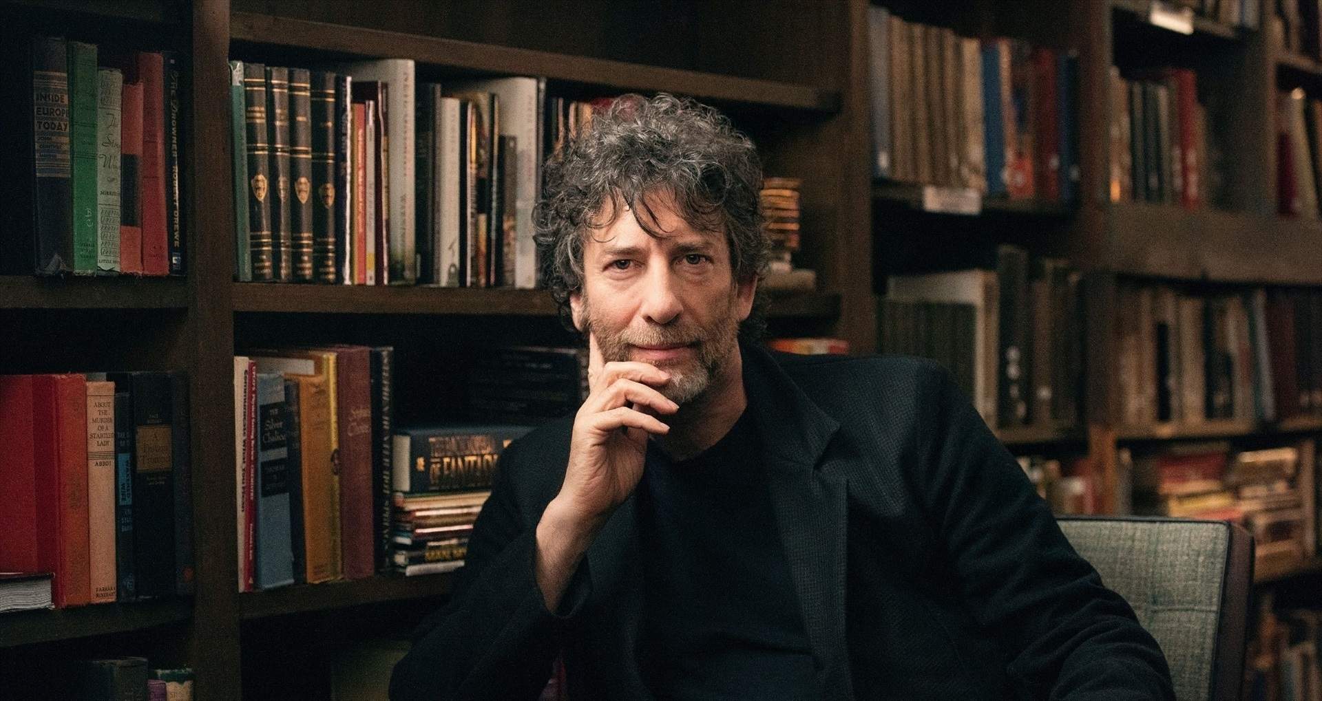 L'escriptor Neil Gaiman, demandat per la seva exmainadera per violació i tràfic d'éssers humans