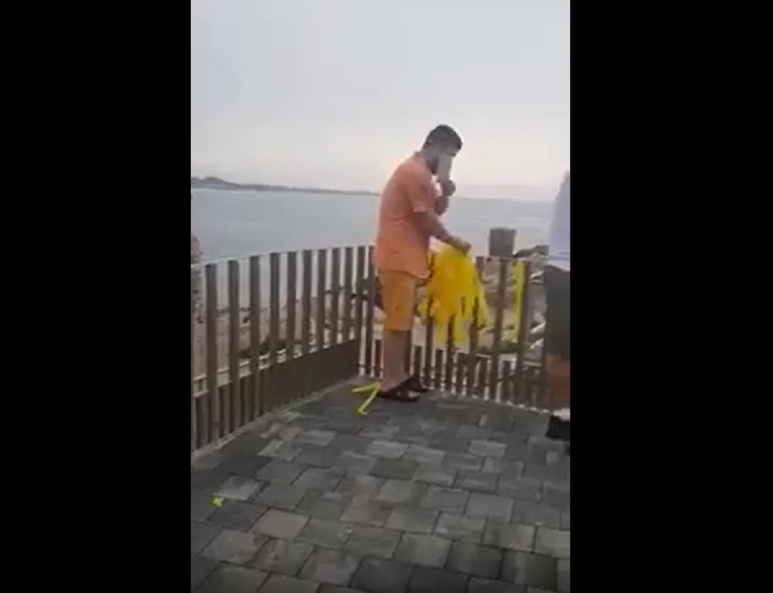 Dos joves s'enganxen a l'Escala per arrencar llaços grocs