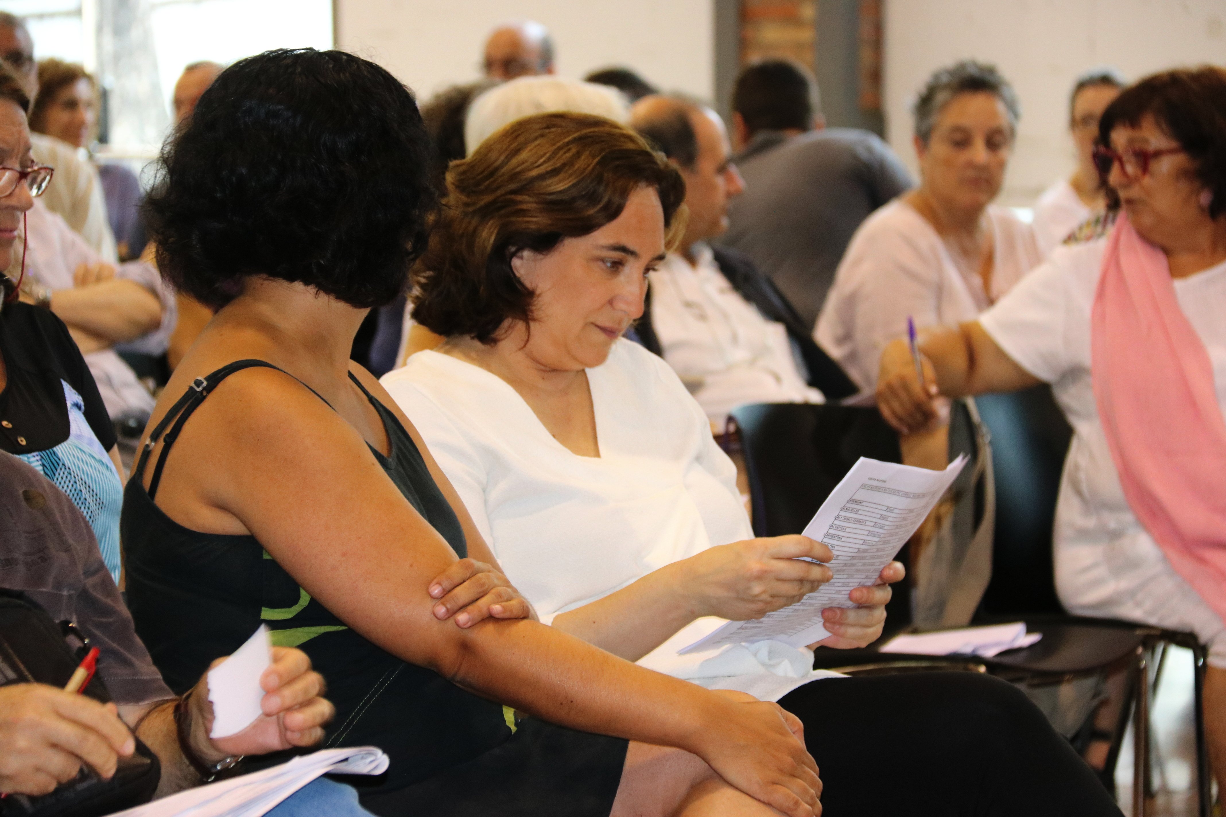 Colau exigeix a Interior i la fiscalia que actuïn contra els atacs feixistes