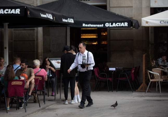EuropaPress 4523108 camarero sostiene bandeja plaza real barcelona 15 junio 2022 barcelona