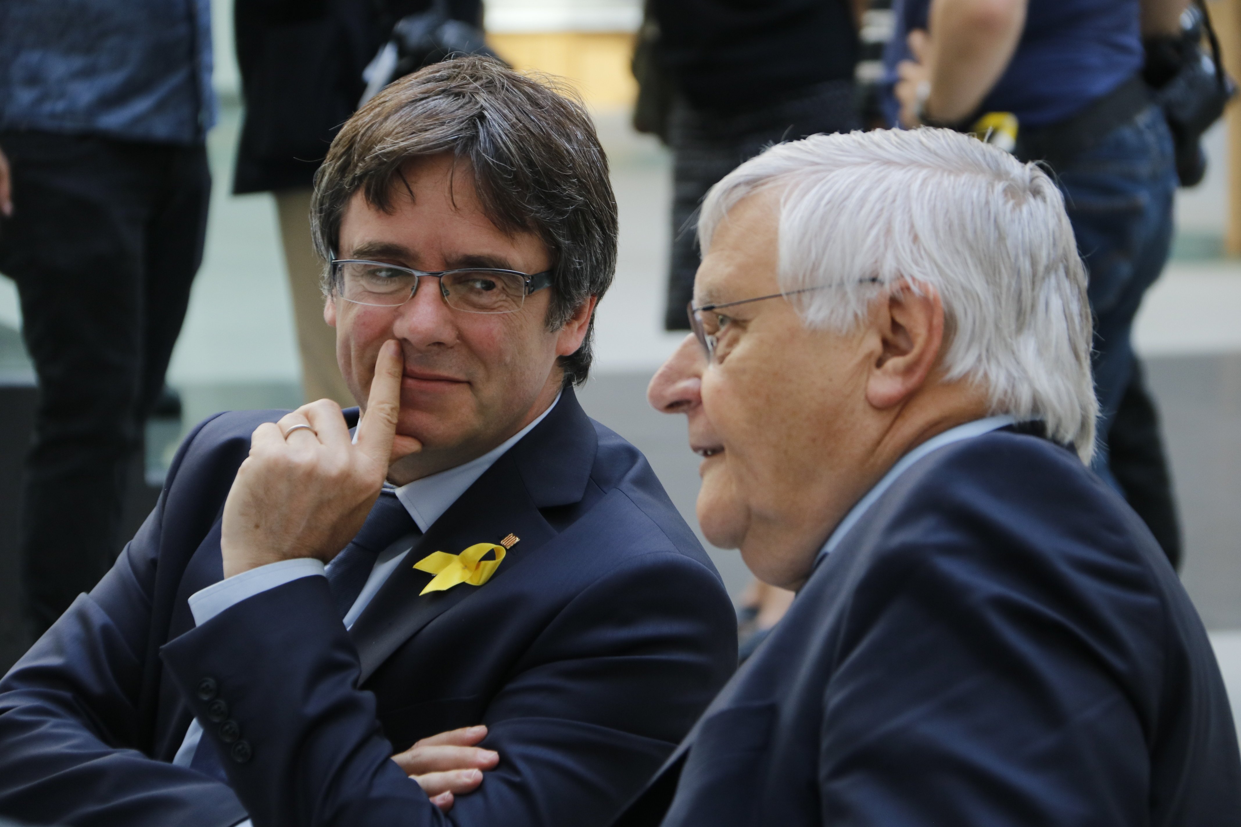Puigdemont: "Sé que no trigaré 20 anys a trepitjar sòl català"