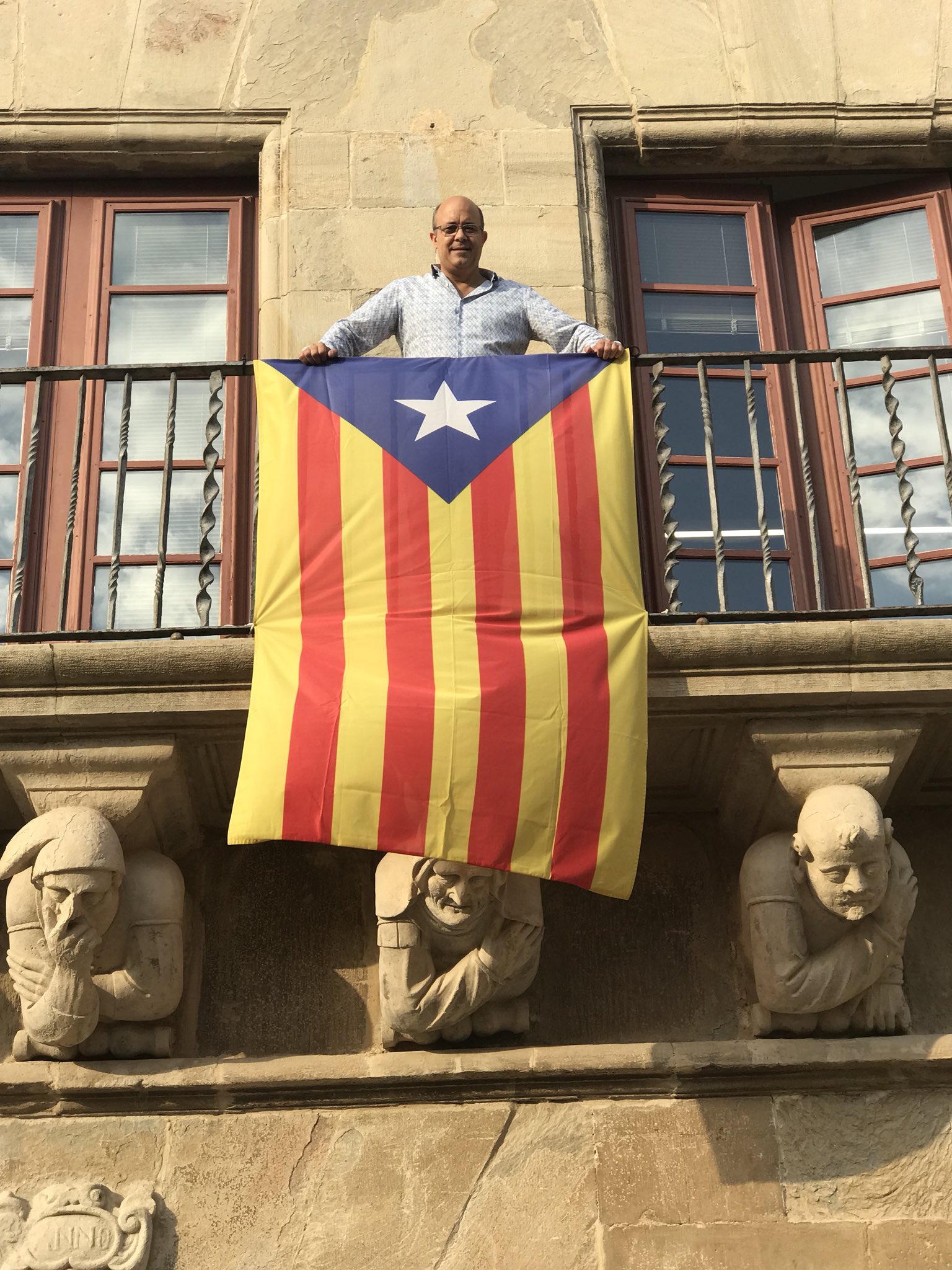 L'alcalde de Cervera exhibeix una estelada des de l'Ajuntament per denunciar-ne la prohibició