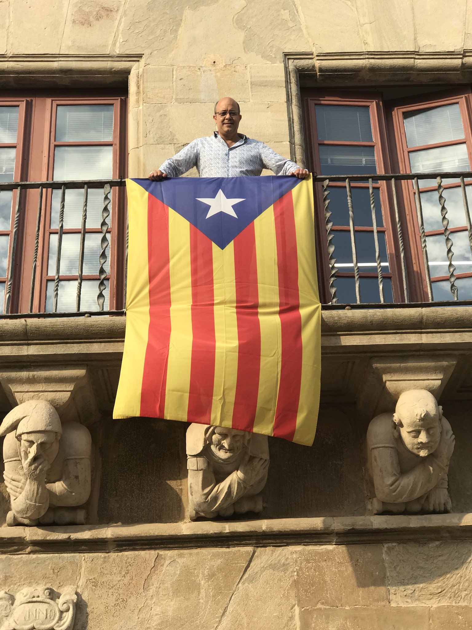 El alcalde de Cervera exhibe una estelada desde el Ayuntamiento para denunciar su prohibición