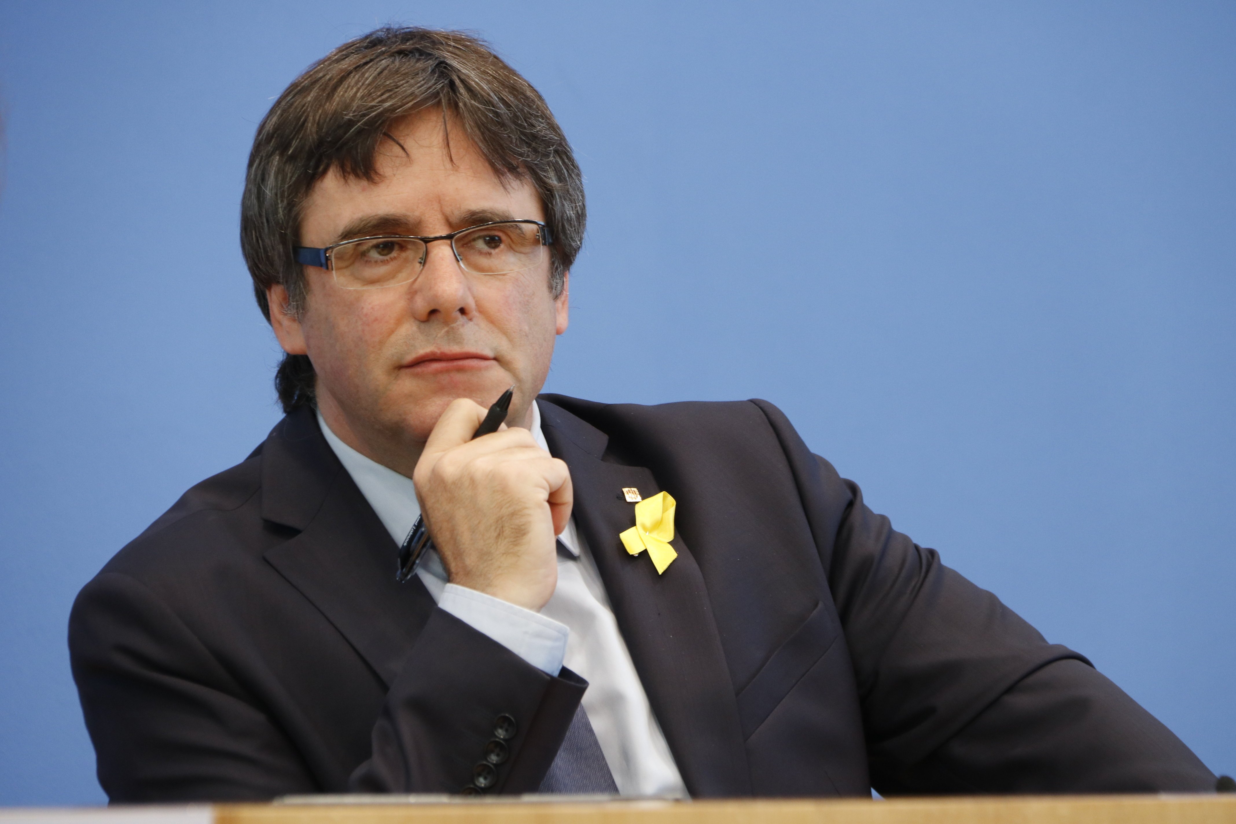 Puigdemont pide "serenidad" para no escalar un conflicto por los lazos amarillos
