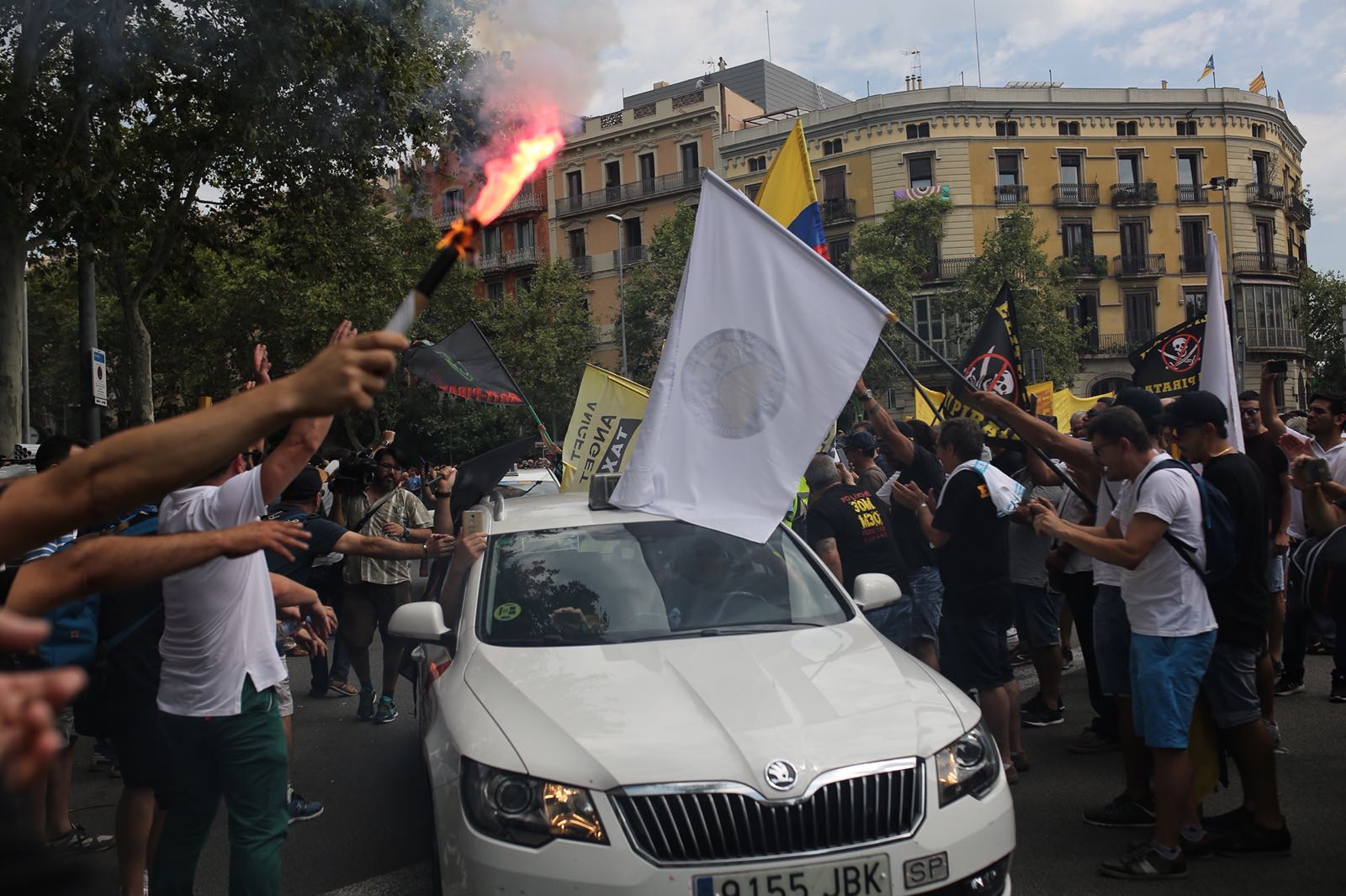 VÍDEO: Taxistas en huelga agreden varios coches de Uber y Cabify