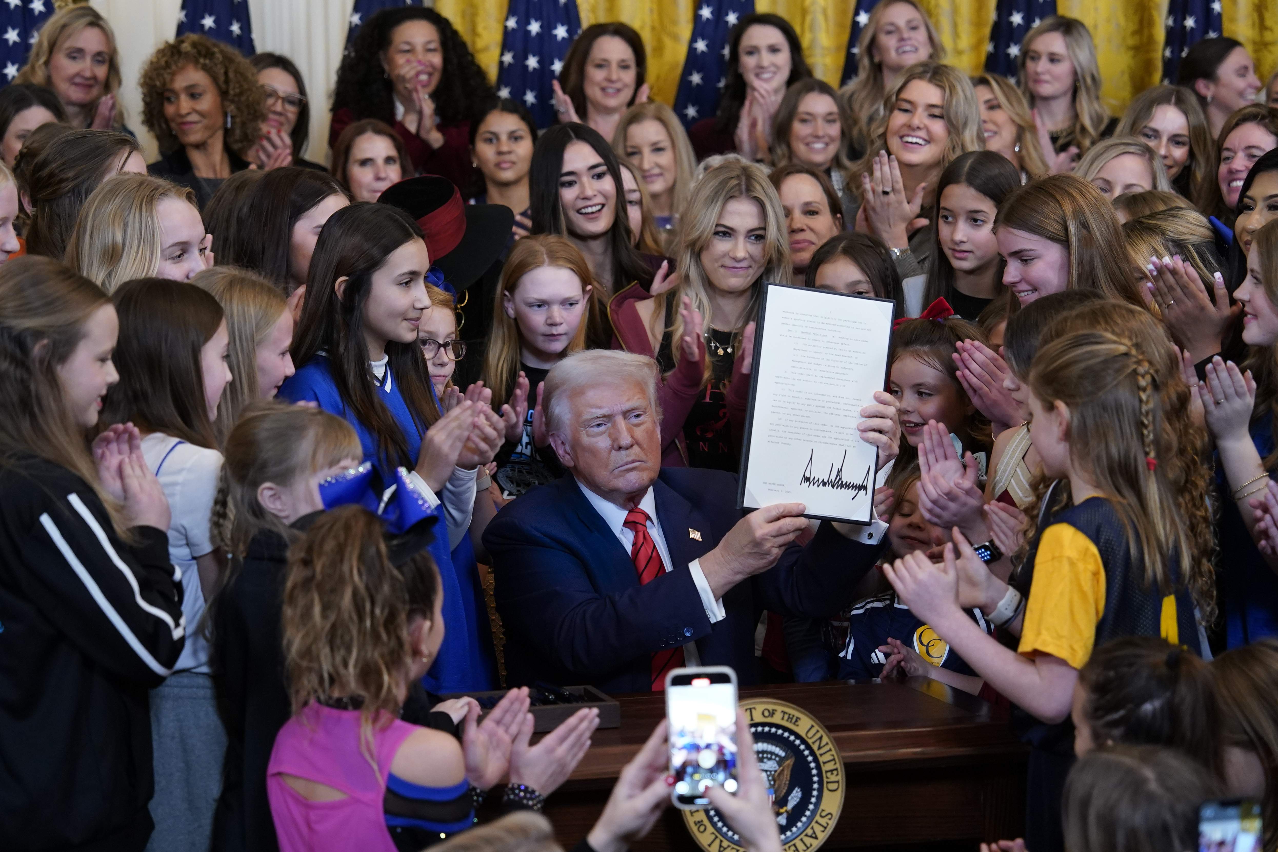 Trump signa una ordre per prohibir a les dones trans competir en esports femenins