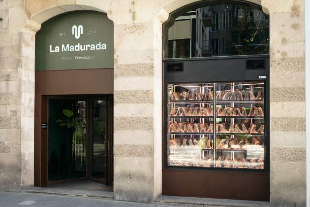 La façana de La Madurada Petit Versalles de Sant Andreu, amb el seu expositor de carns / Foto: Moneo Moneo La façana de La Madurada Petit Versalles de Sant Andreu, amb el seu expositor de carns / Foto: Moneo Moneo
