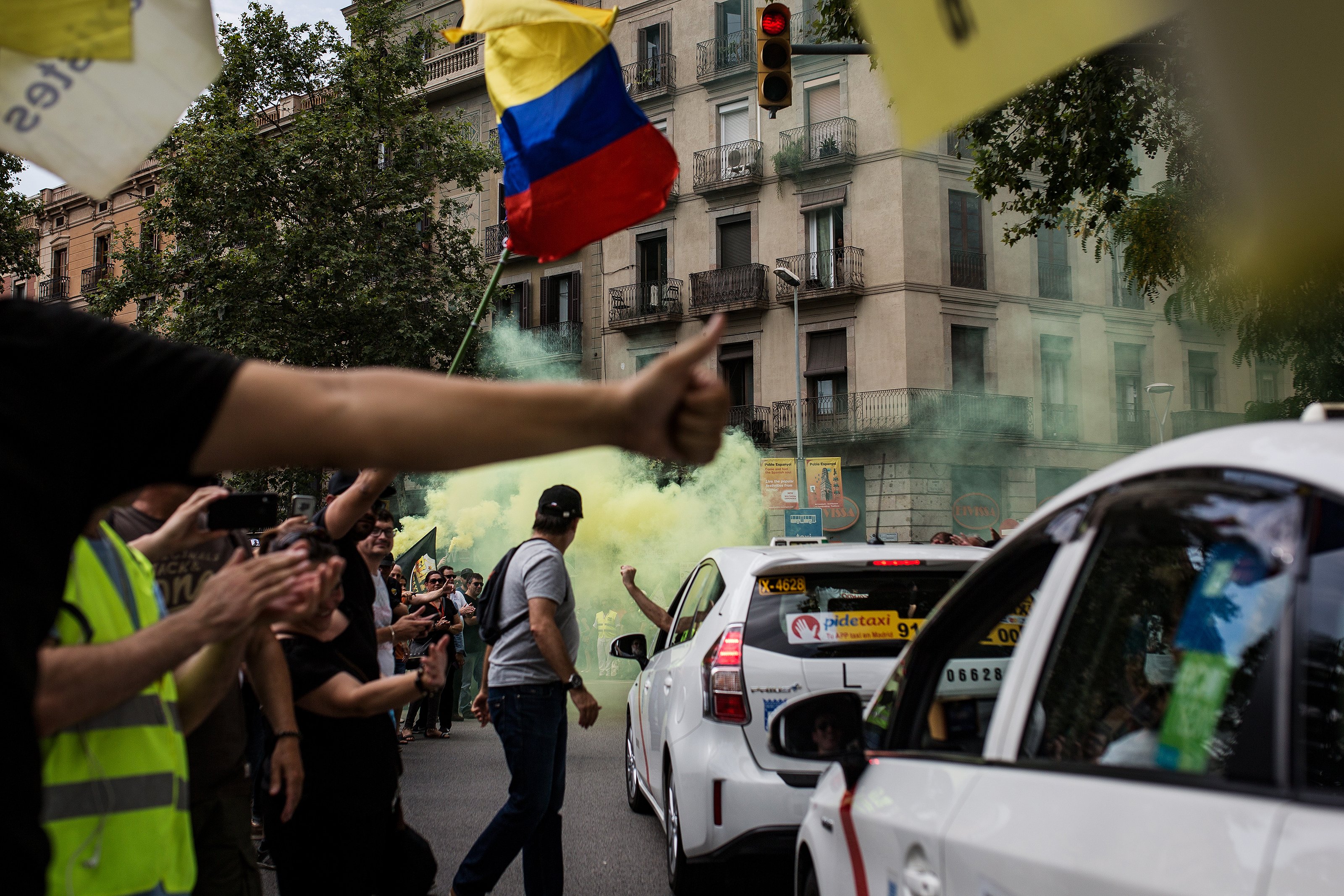 Centenars de taxistes paralitzen Barcelona