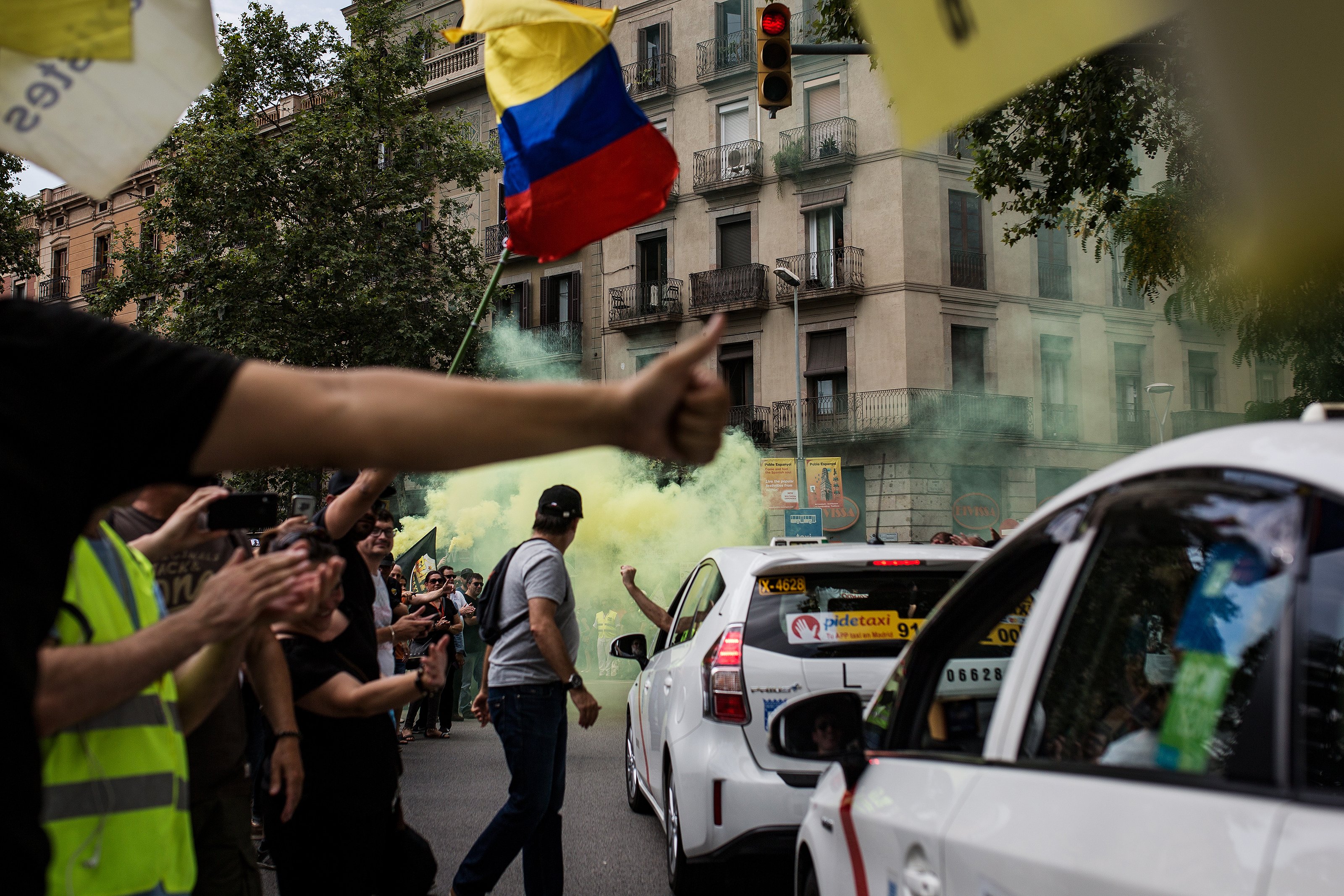 Centenares de taxistas paralizan Barcelona