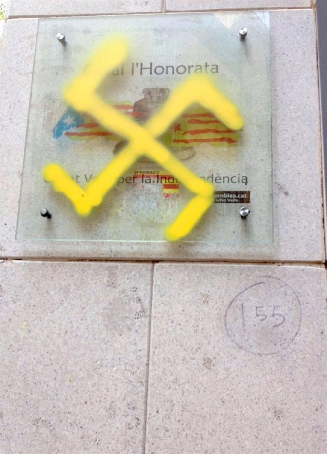 Aparecen pintadas nazis en comercios y casales de Ciutat Vella