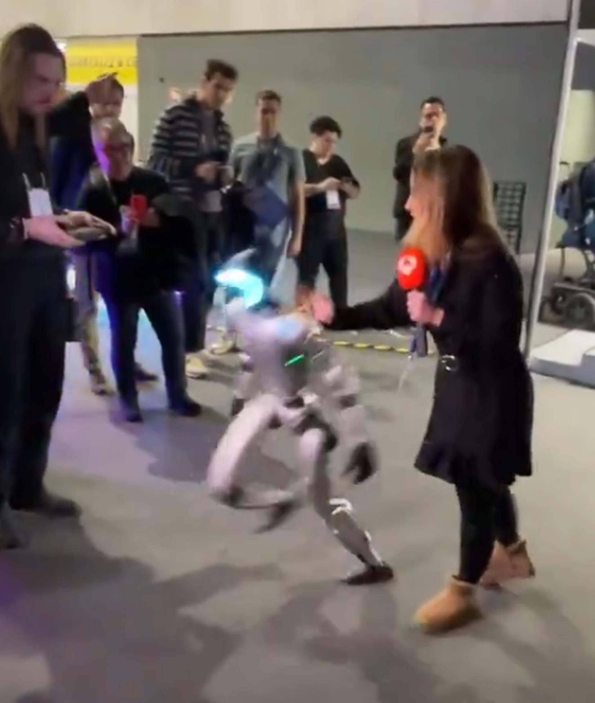 La inesperada caída de un robot en el ISE de Barcelona por el empujón de una reportera