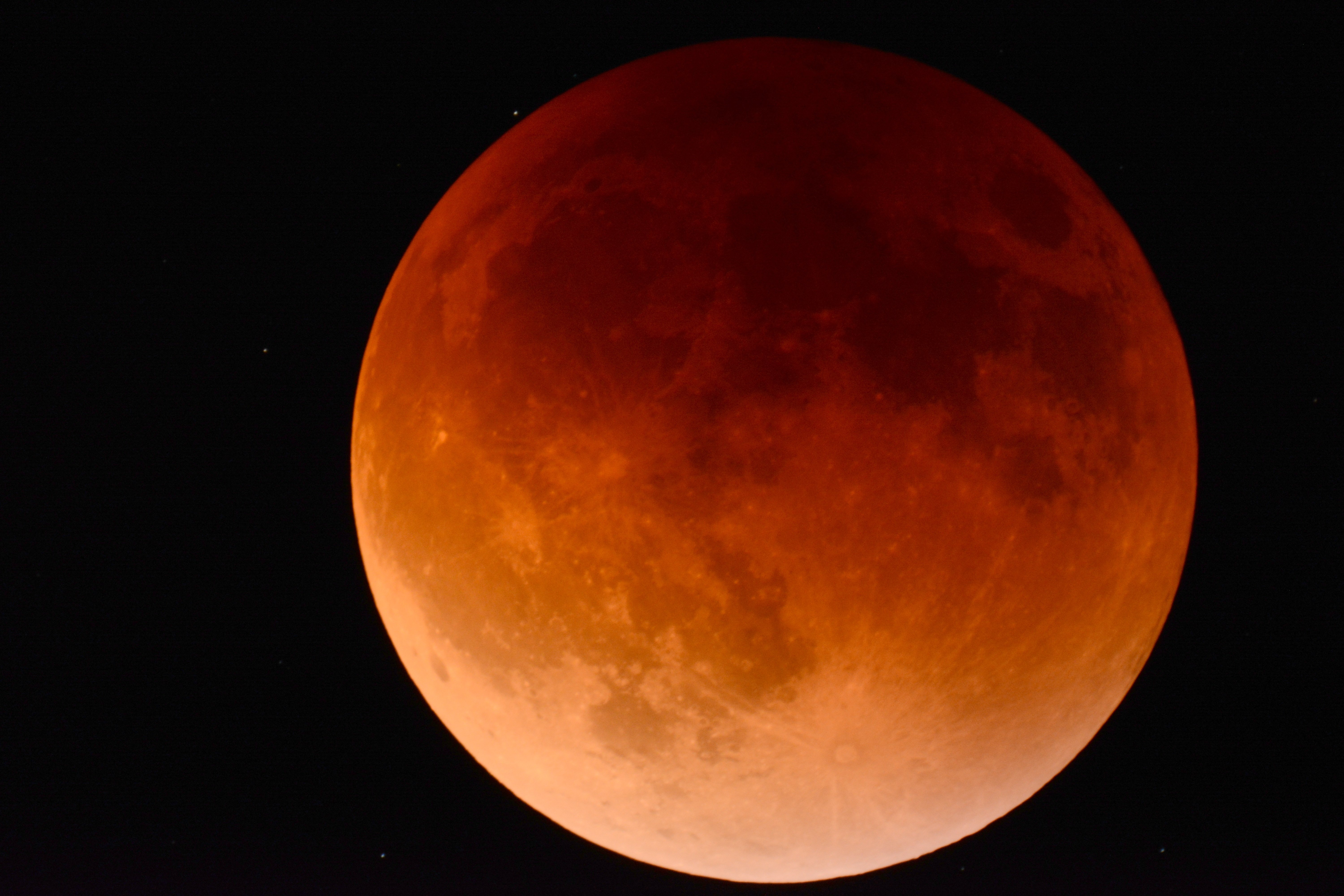 Hoy toca mirar al cielo: hay un eclipse total de Luna