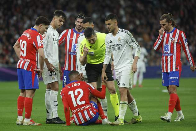 Samu Lino, després de patir la trepitjada de Tchouaméni en el Reial Madrid - Atlètic de Madrid / Foto: EFE Samu Lino, després de patir la trepitjada de Tchouaméni en el Reial Madrid - Atlètic de Madrid / Foto: EFE