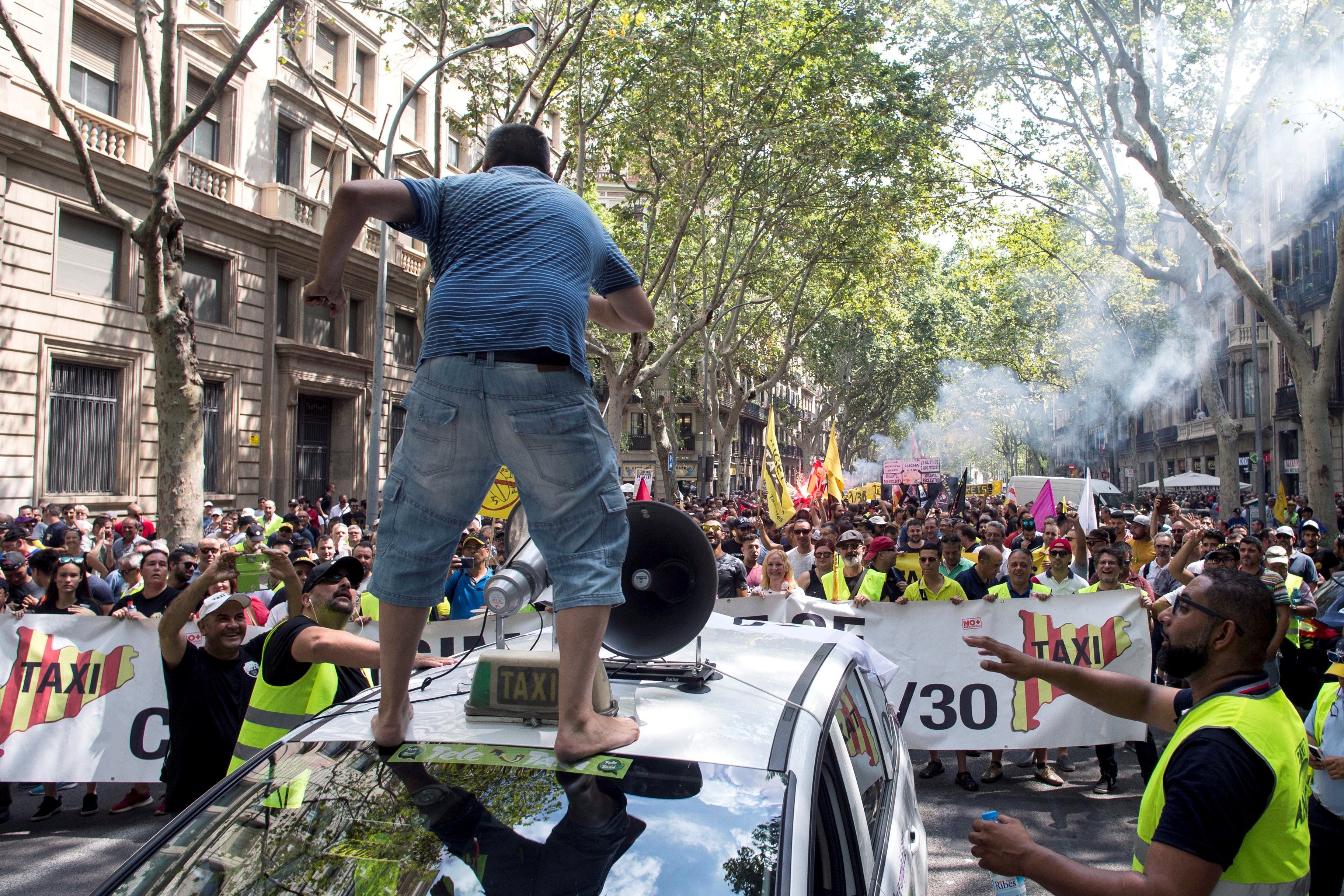 Élite Taxi condemna les agressions i atura les protestes fins demà