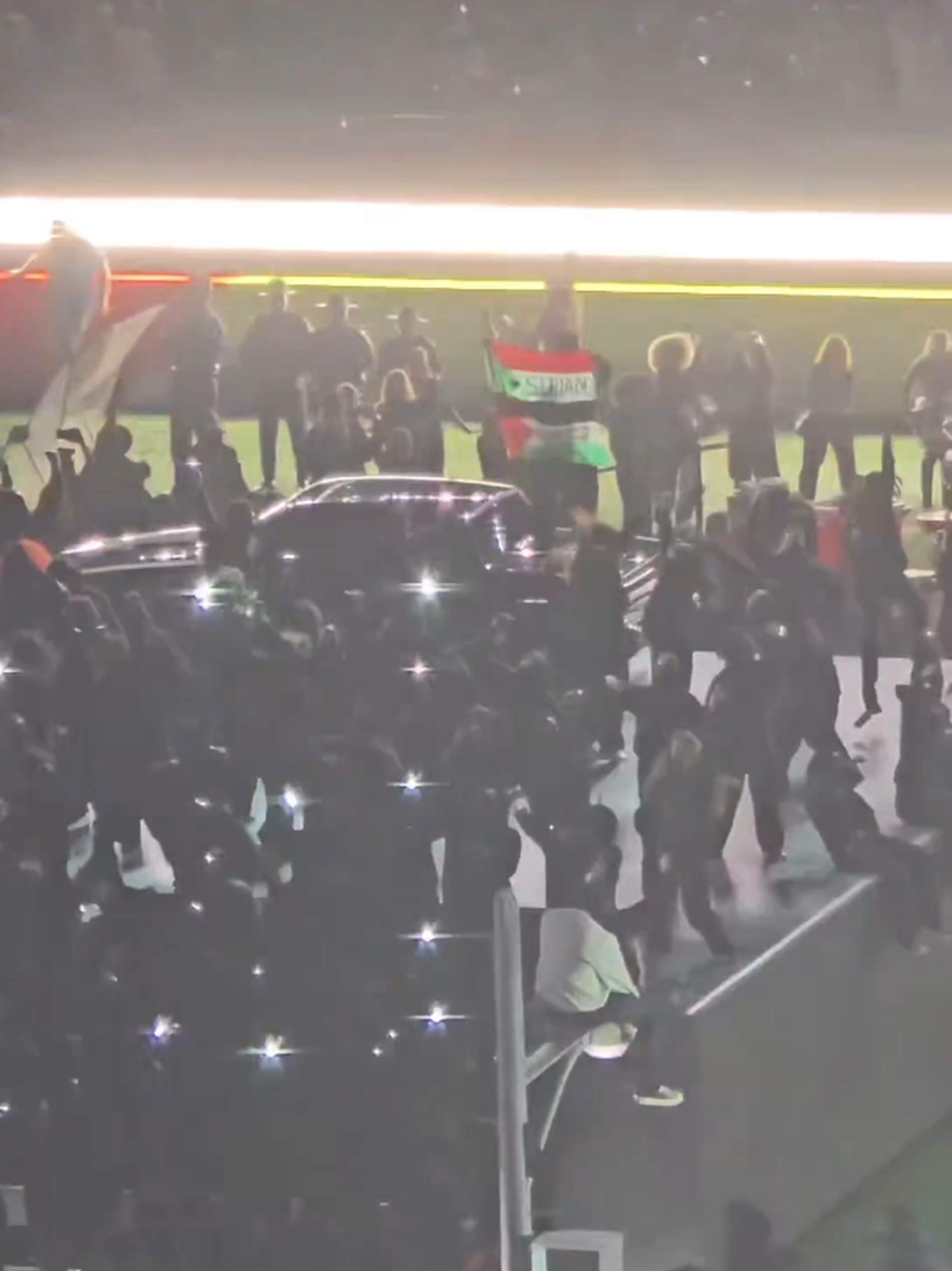 Una bandera palestina se cuela en el show de la media parte de la Super Bowl