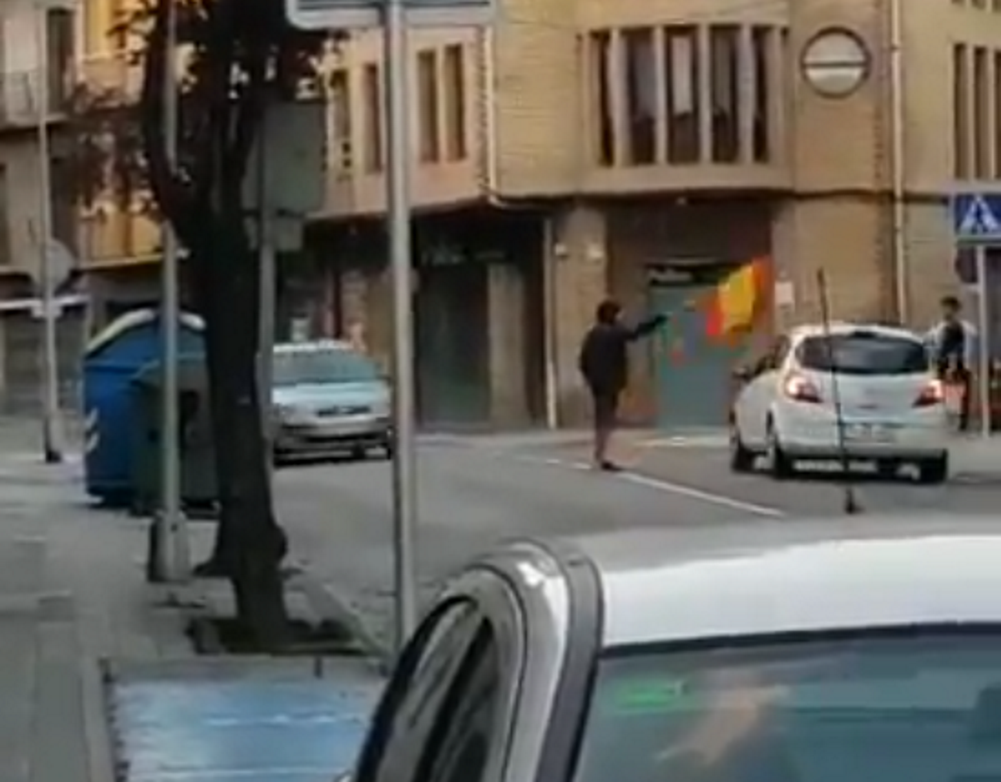 El ridícul espanyolista (emmascarat) que molesta els cotxes a Manlleu