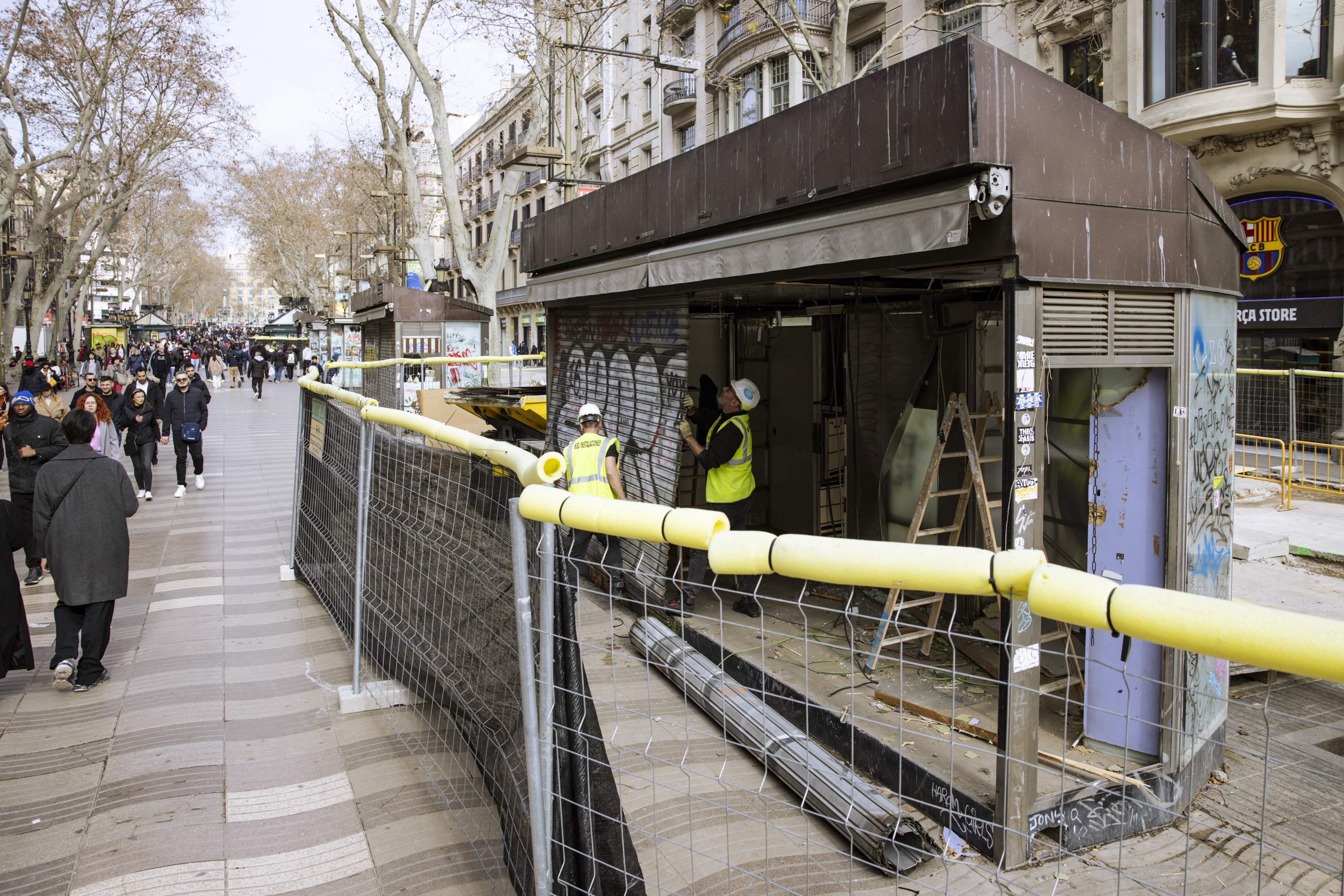 Empieza el derribo de los antiguos puestos de pajareros de la Rambla de Barcelona