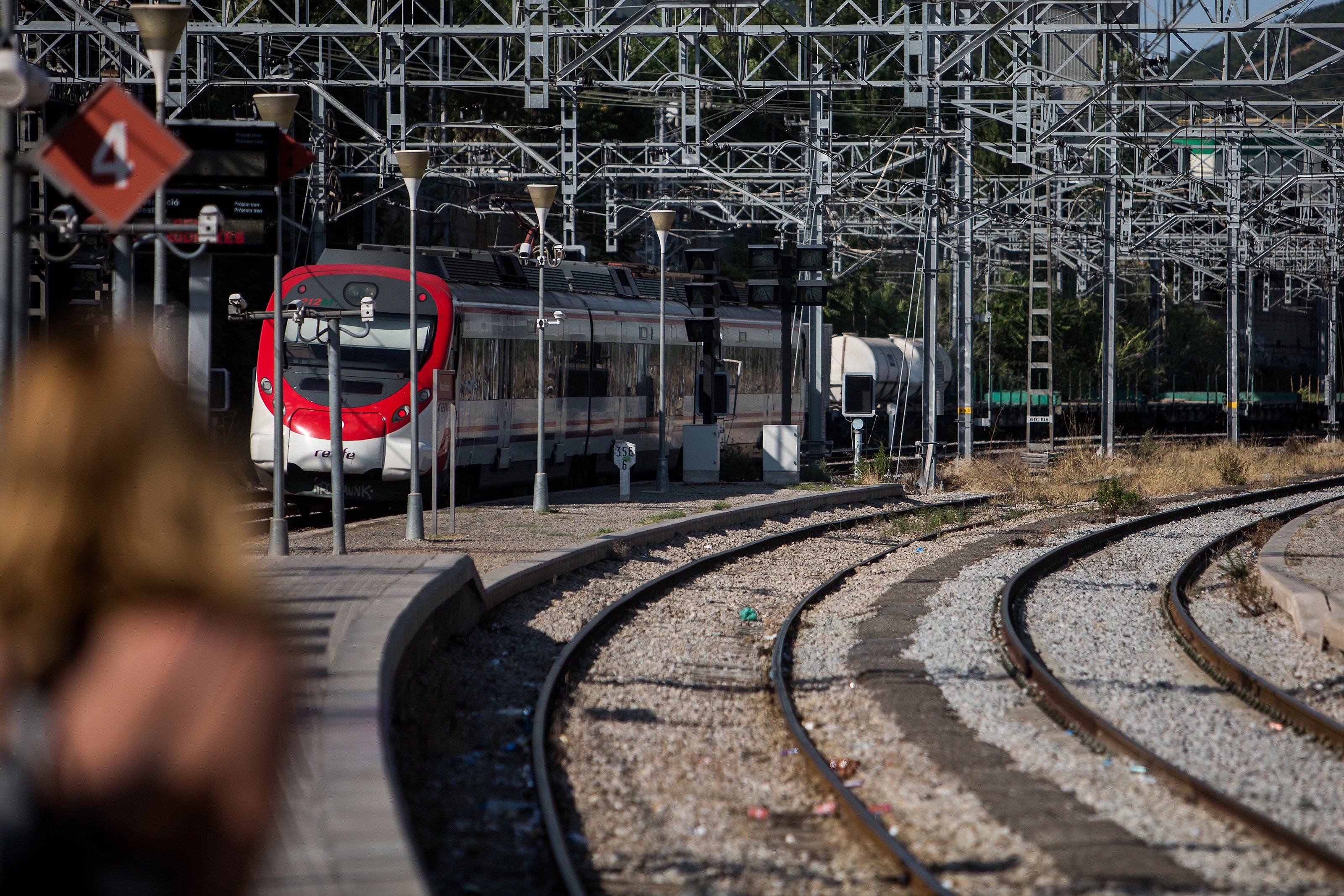 Caos en un tren de la R4: fum i vidres trencats per una incidència