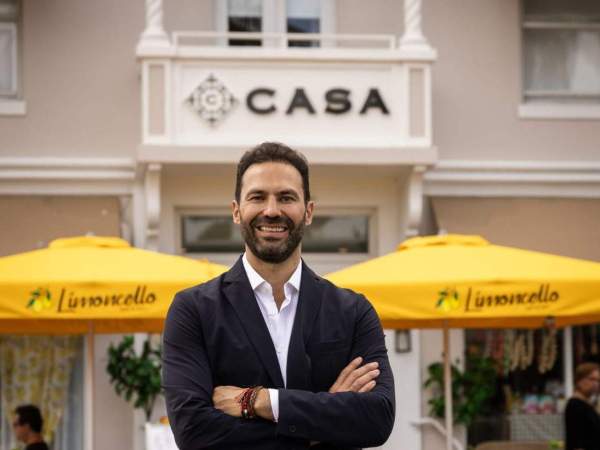 Oriol Serra, cofundador y consejero delegado de Yurbban Hospitality Group, ante uno de los cuatro hoteles que gestionan en Miami, donde quieren seguir creciendo. Foto Yurbban Oriol Serra, cofundador y consejero delegado de Yurbban Hospitality Group, ante uno de los cuatro hoteles que gestionan en Miami, donde quieren seguir creciendo. Foto Yurbban